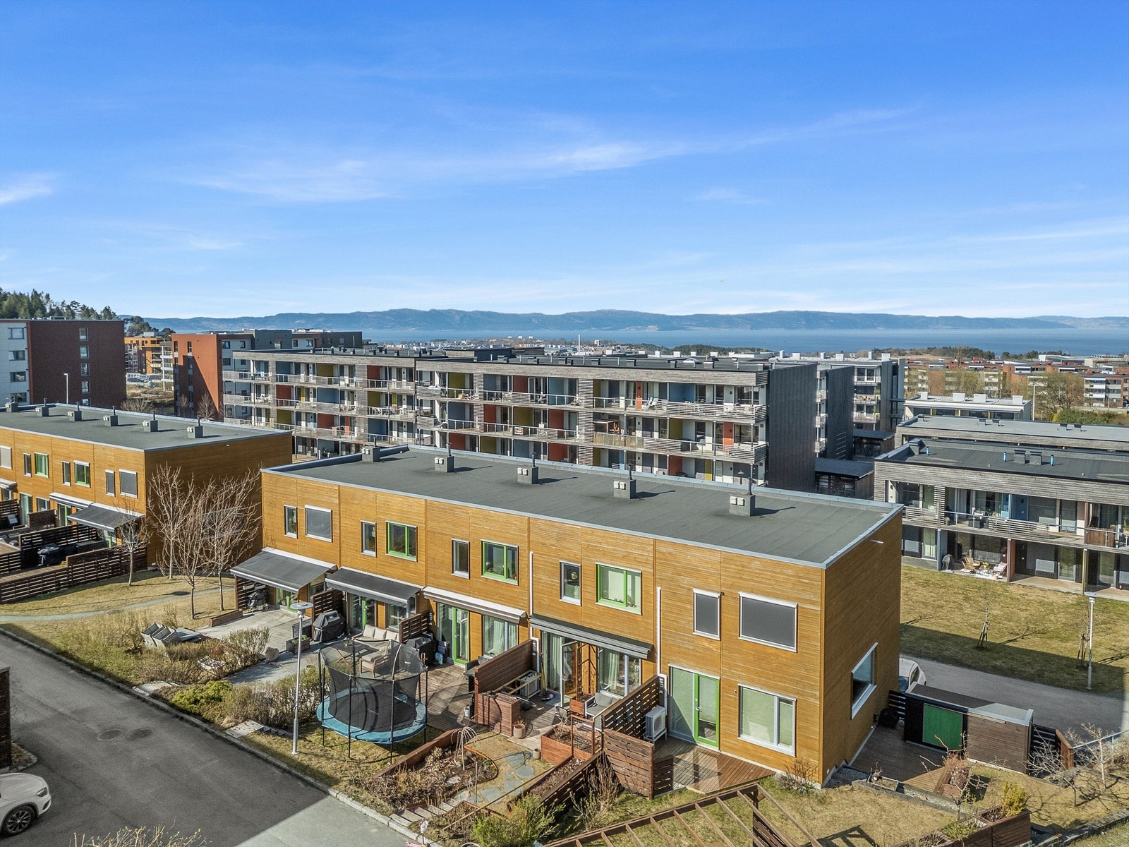 Velkommen til Stokkbekken 123 - og dette tidløse og innholdsrike rekkehuset over tre plan fra 2014 på Brundalen! Galleribilde