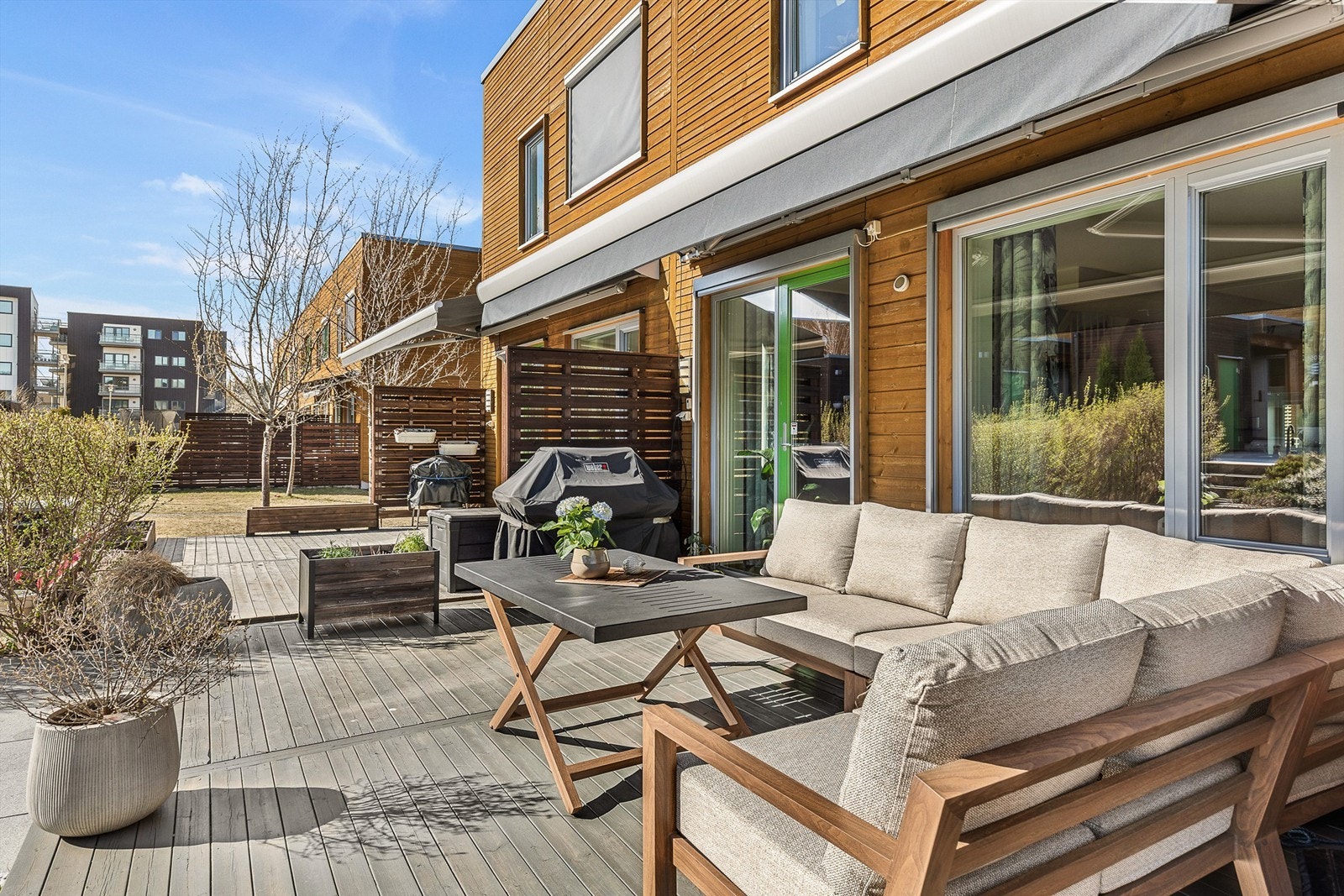 Solrik og skjermet terrasse med god plass til utemøbler - perfekt for lange sommerdager. Galleribilde