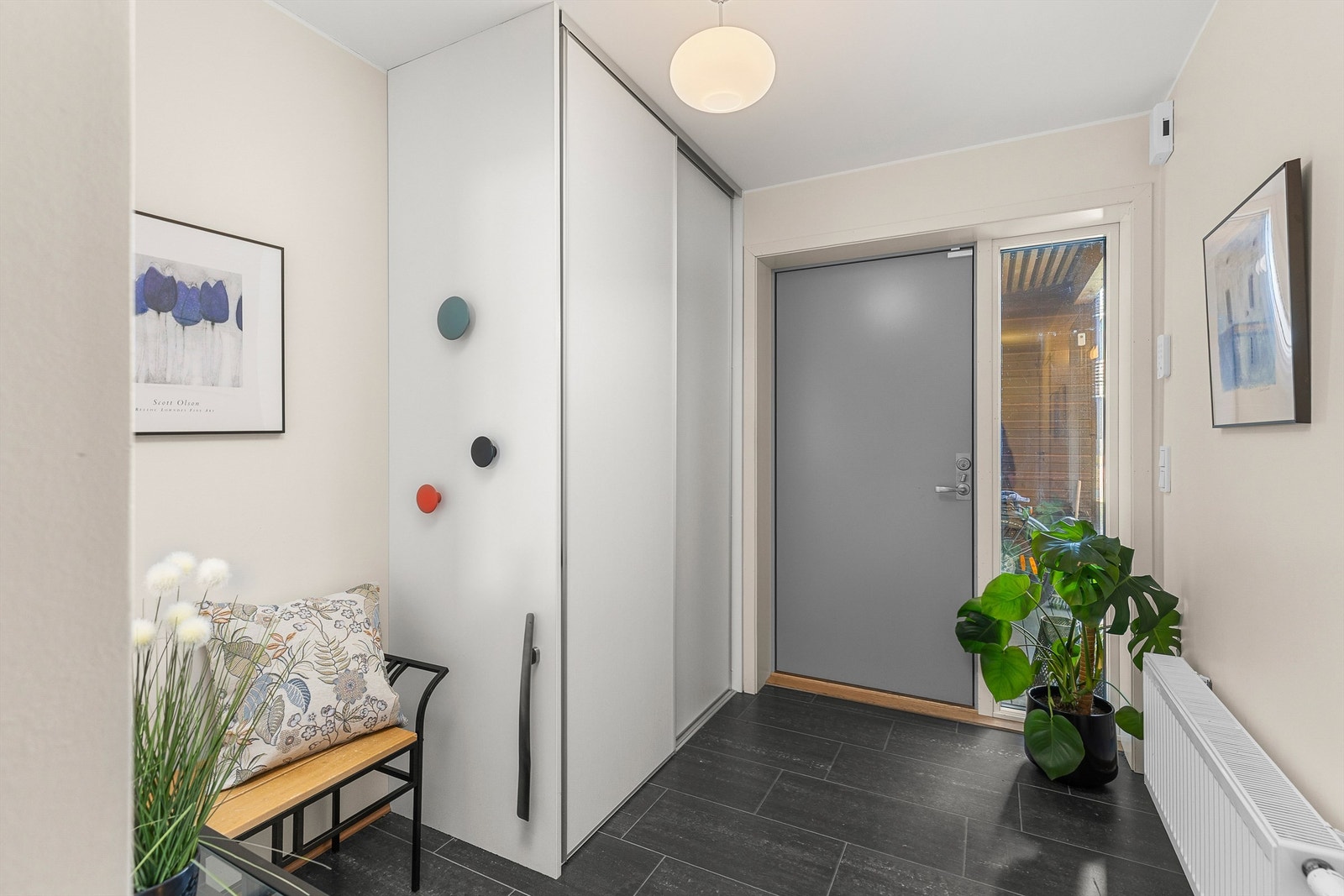 Lys entré med skyvedørsgarderobe som gir rikelig med oppbevaringsplass for yttertøy og sko - en praktisk løsning i hverdagen. Videre har boligen en utvendig bod, et teknisk rom og en bod på til sammen 14 kvm med ytterligere oppbevaringsmuligheter. Galleribilde