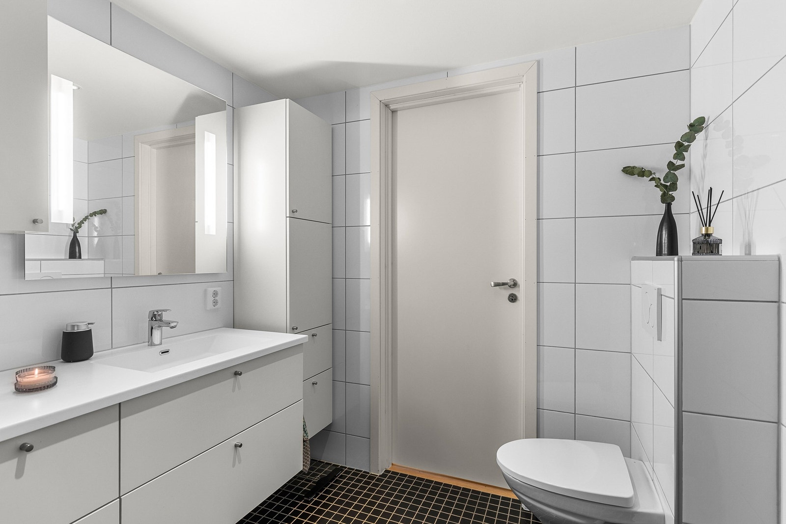 Pent flislagt bad på 5 kvm med gulvvarme, downlights i himling og moderne baderomsinnredning fra HTH. Galleribilde