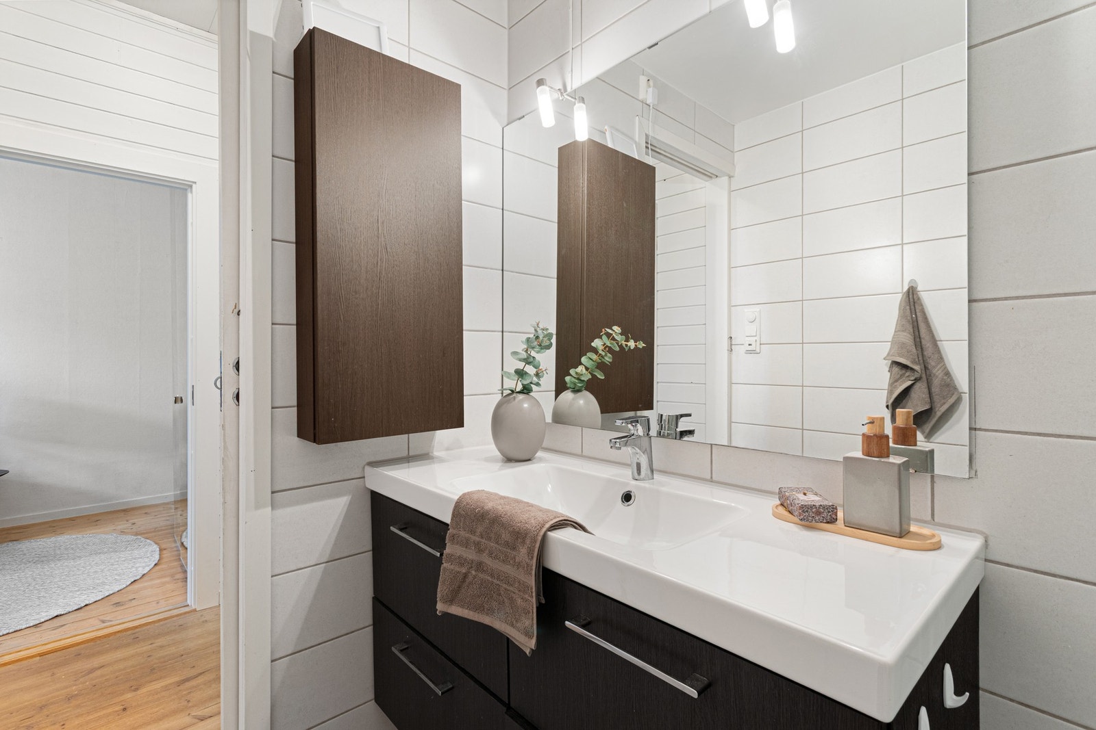 Badet har flislagt gulv med elektriske varmekabler og opplegg for vaskemaskin. Galleribilde