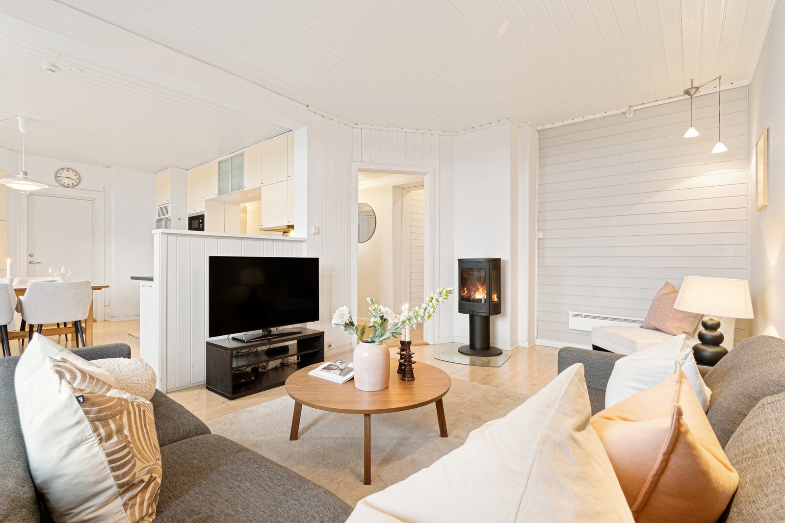 Stuen fremstår som et åpent og sosialt oppholdsrom som er lett å innrede. Galleribilde