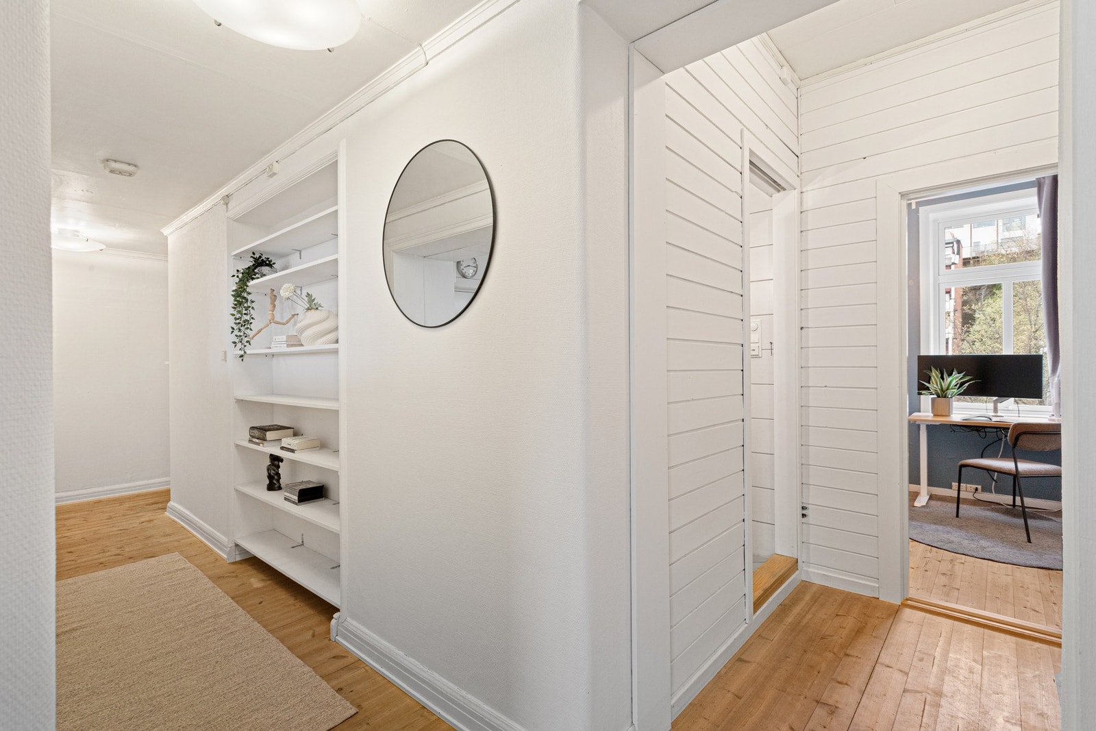 Leiligheten har en praktisk planløsning som gir god flyt mellom rommene. Galleribilde