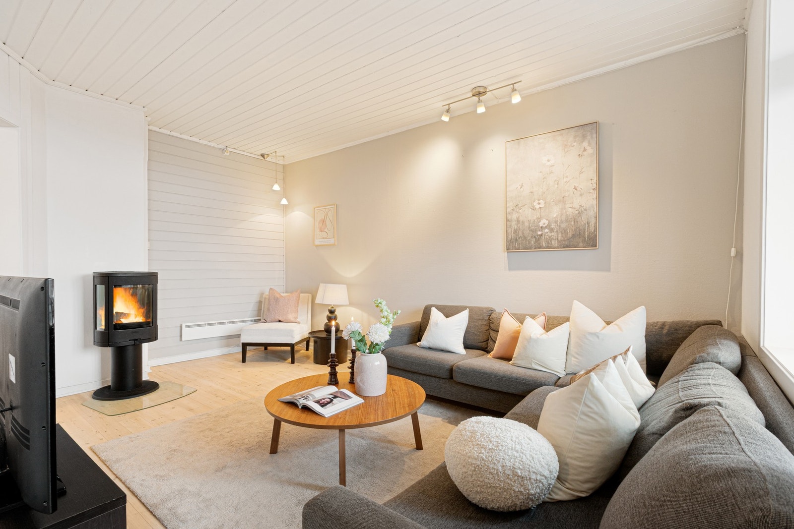 Rommet har god plass til både sofagruppe og spiseplass, og fremstår som lett å møblere. Galleribilde