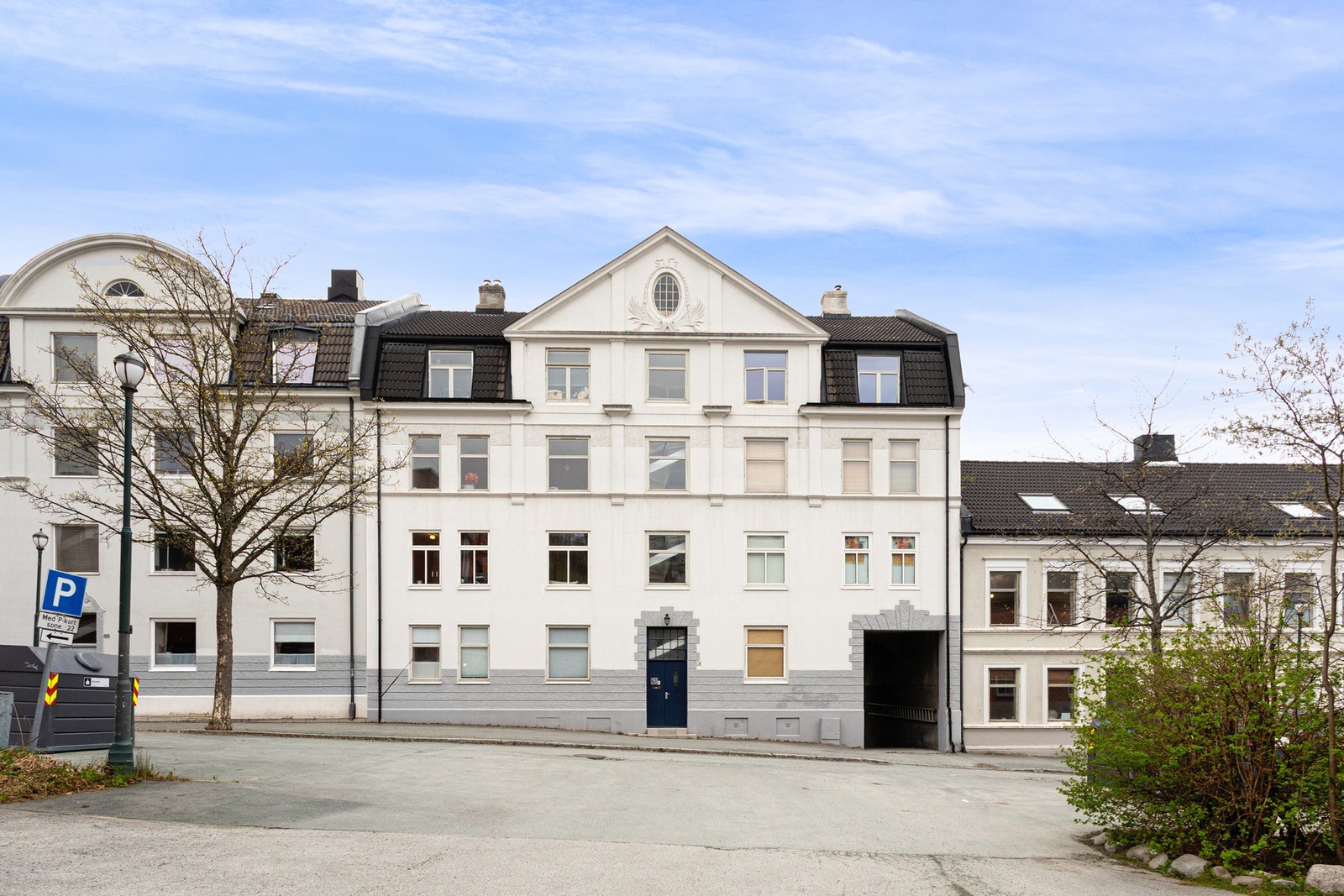 Her får du en fantastisk 4-roms leilighet beliggende i klassisk murgård med egen stor balkong. Galleribilde