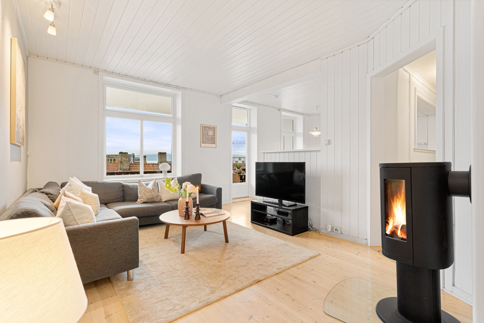 Leiligheten har en god beliggenhet i høy 2.etasje, og har vedfyring på stuen. Galleribilde
