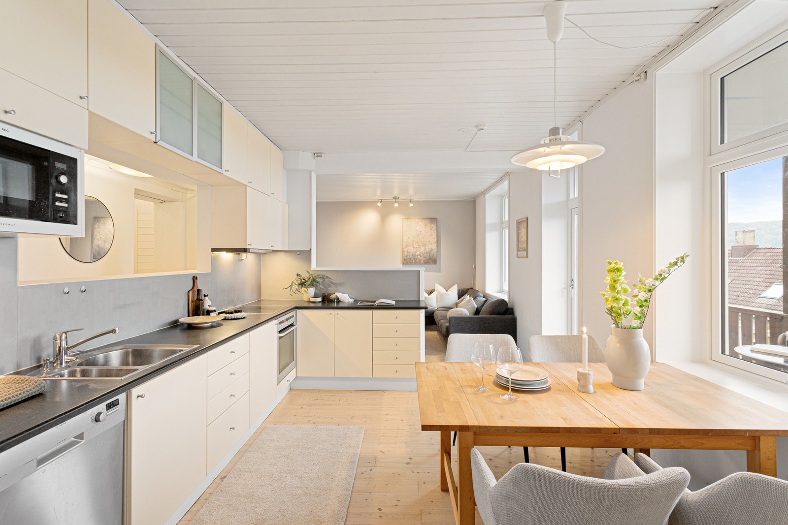 Kjøkkenet har god skap- og benkeplass som passer godt ved matlaging og oppbevaring. Galleribilde