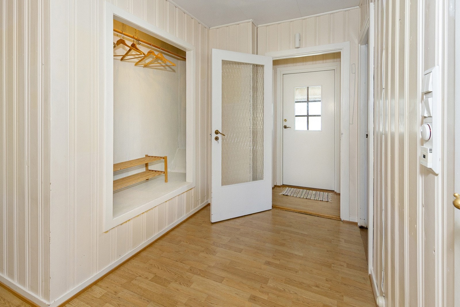 Velkommen inn - Entrè med nedgang til kjeller og gang med plass til oppbevaring av sko og jakker. Galleribilde