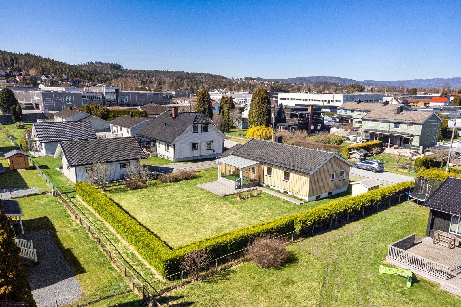 Eiendommen ligger i et solrikt, barnevennlig og veletablert boligområde. Galleribilde