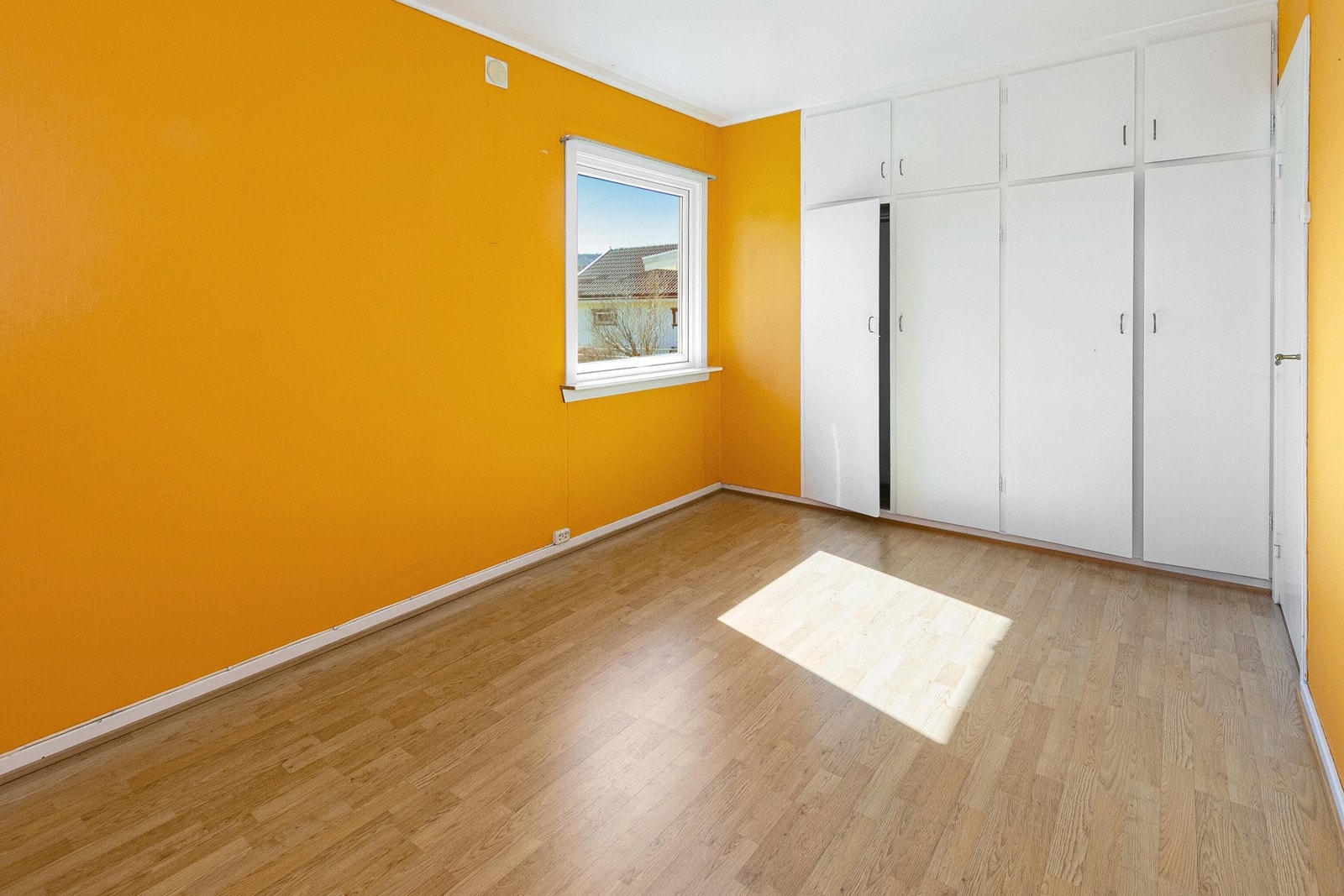Soverom 1 med plassbygget garderobe. Galleribilde