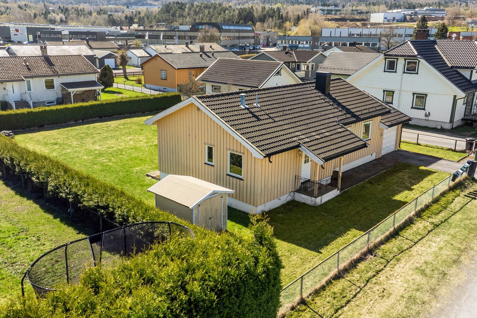 Eiendommen har pen hekk på to av fire sider og er inngjerdet. Galleribilde