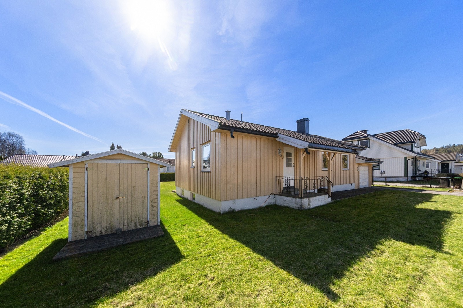Det er garasje inntill boligen og frittstående utebod. Galleribilde