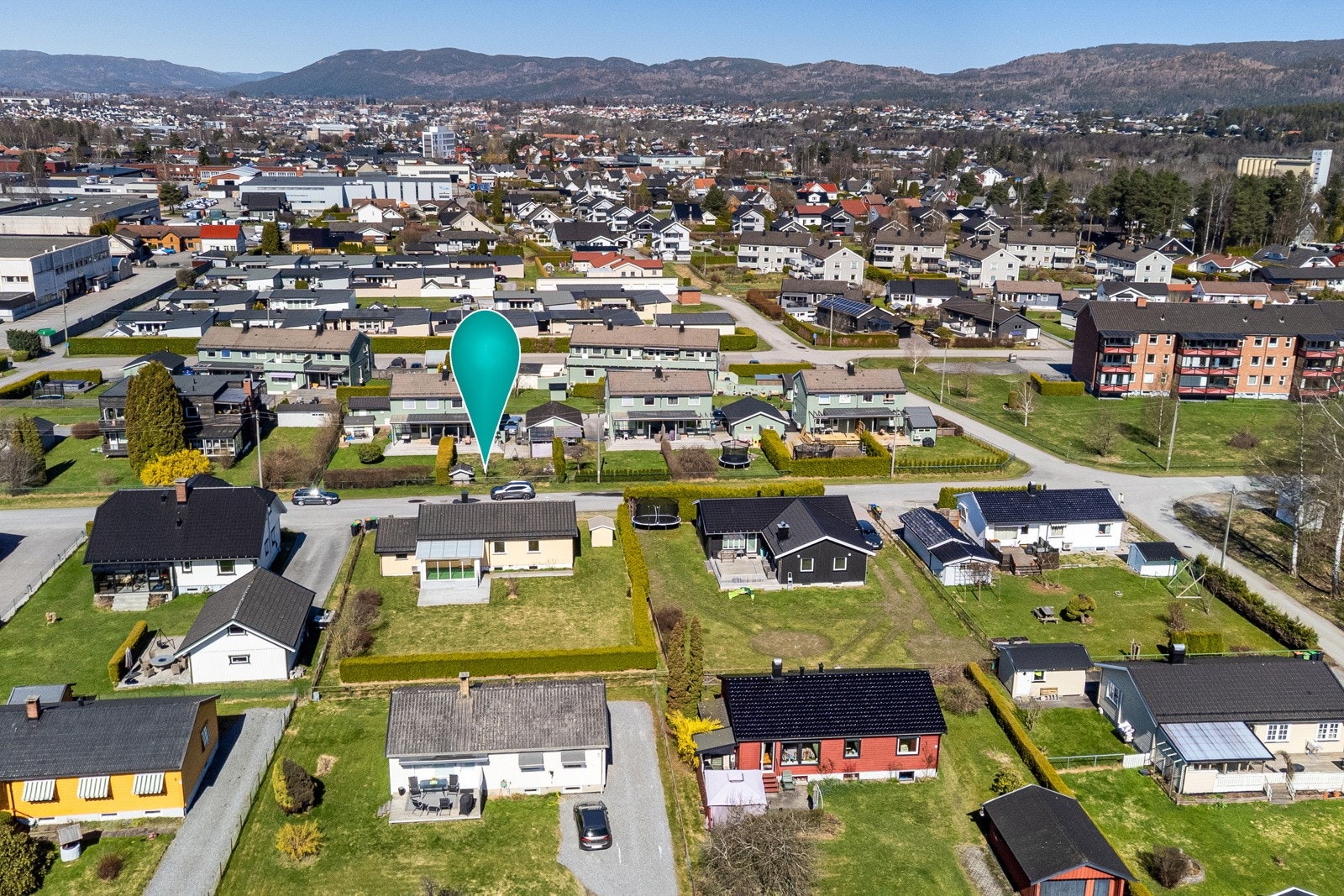 Sentral beliggenhet med kort vei til barnehager og Kjørbekkhøgda Skole, Meny Saga Gråtenmoen, Vinmonopolet, Bentes Blomster, Skien Fritidspark for å nevne noe. Galleribilde