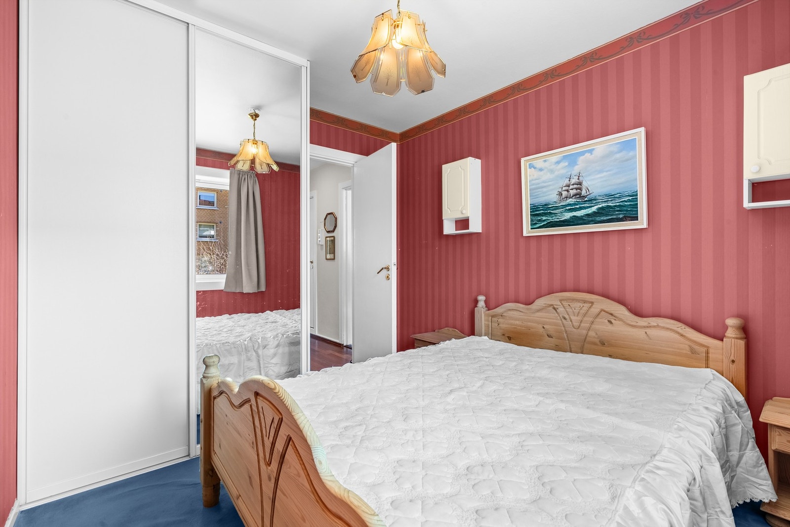 Rommet er innredet med dobbeltseng, med tilhørende nattbord, og skyvedørsgarderobe. Galleribilde