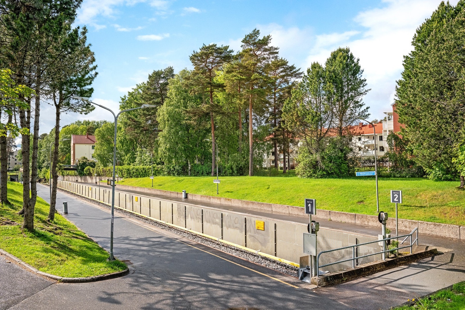 Det er god offentlig kommunikasjon i området, med buss og T-bane. Bergkrystallen T-bane (endestasjonen) ligger kun 160 m fra leiligheten. Galleribilde