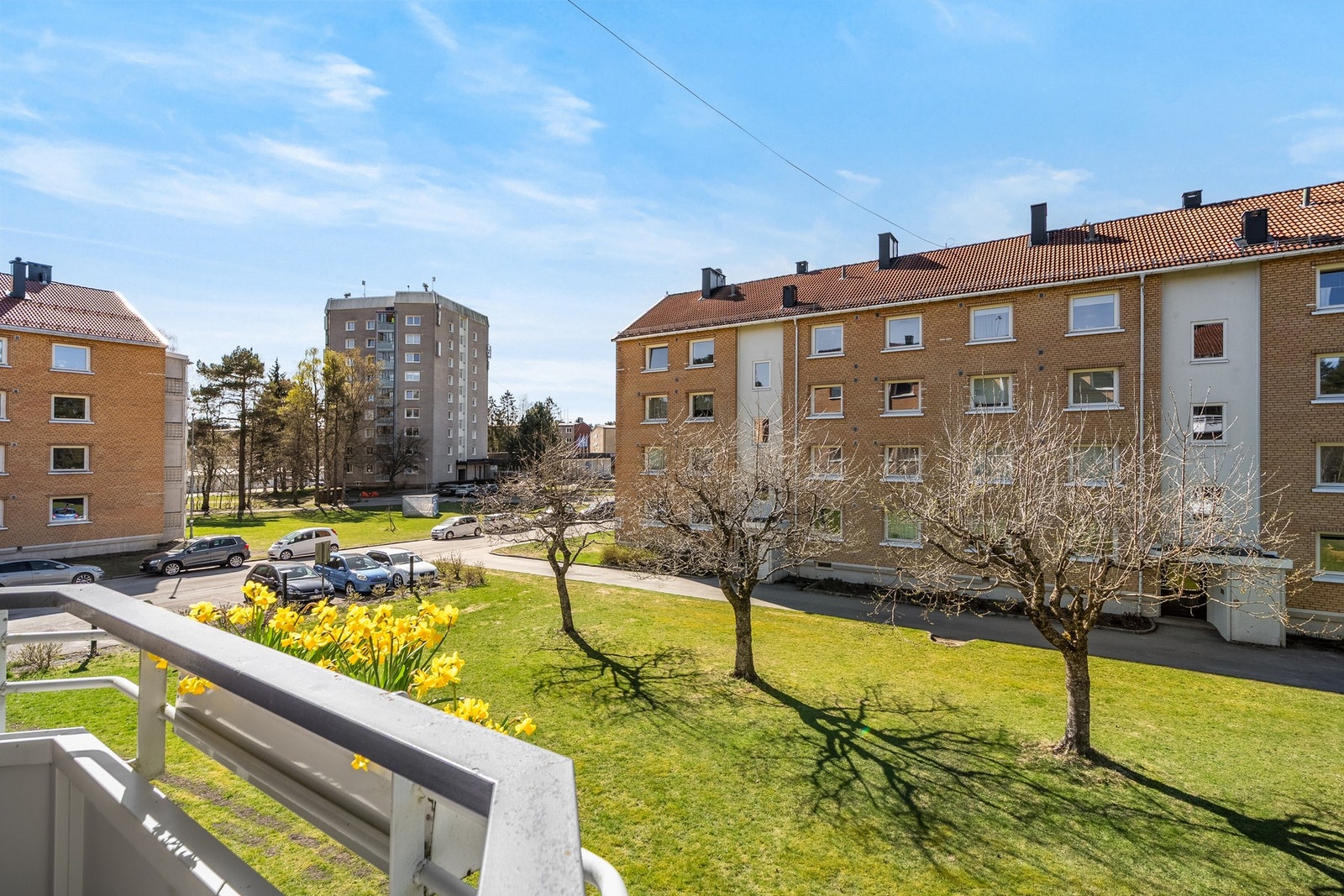 Fra balkongen har du et grønt og hyggelig utsyn, utover borettslagets fellesareal. Galleribilde