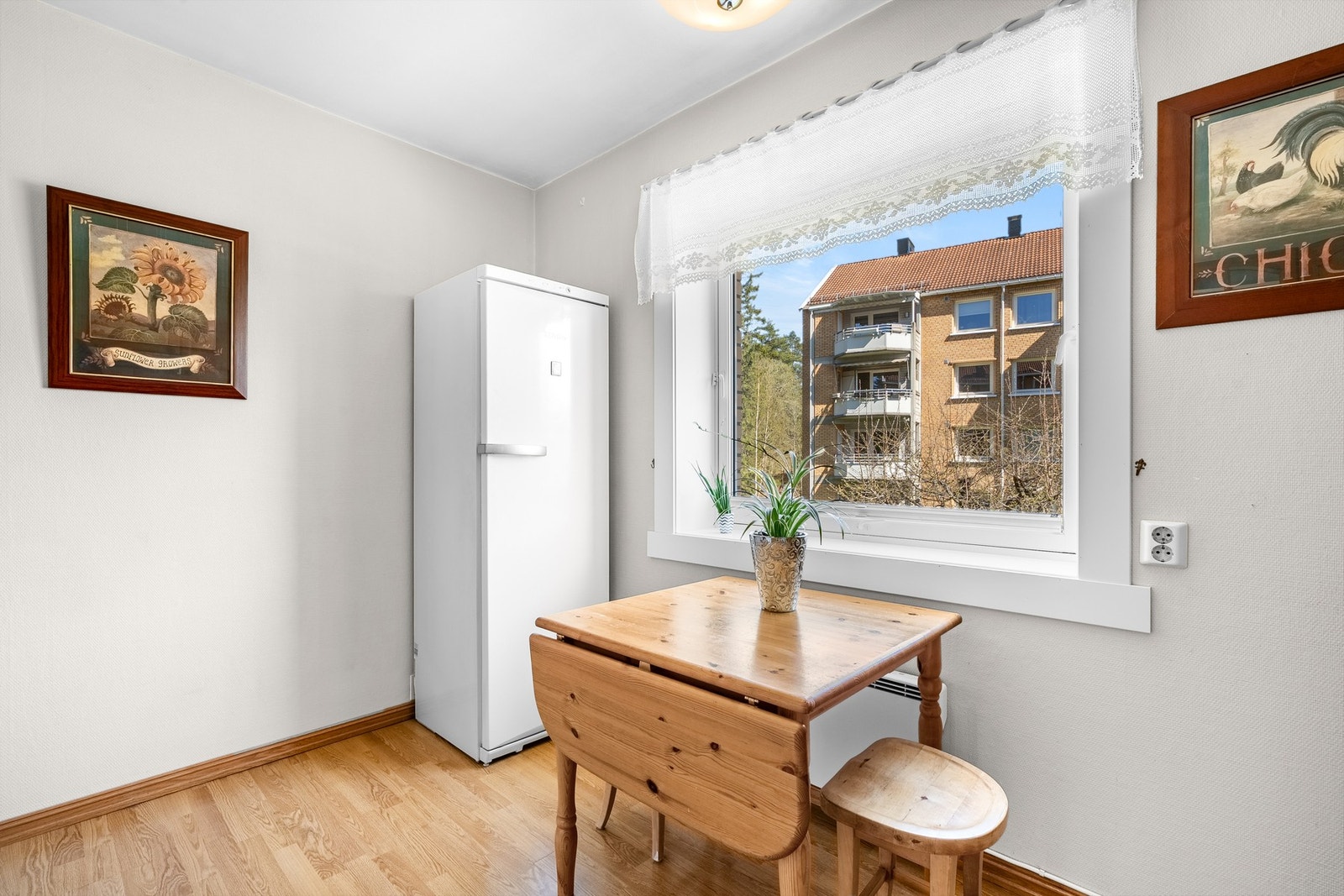 Hyggelig med plass til spisebord ved vindu. Galleribilde