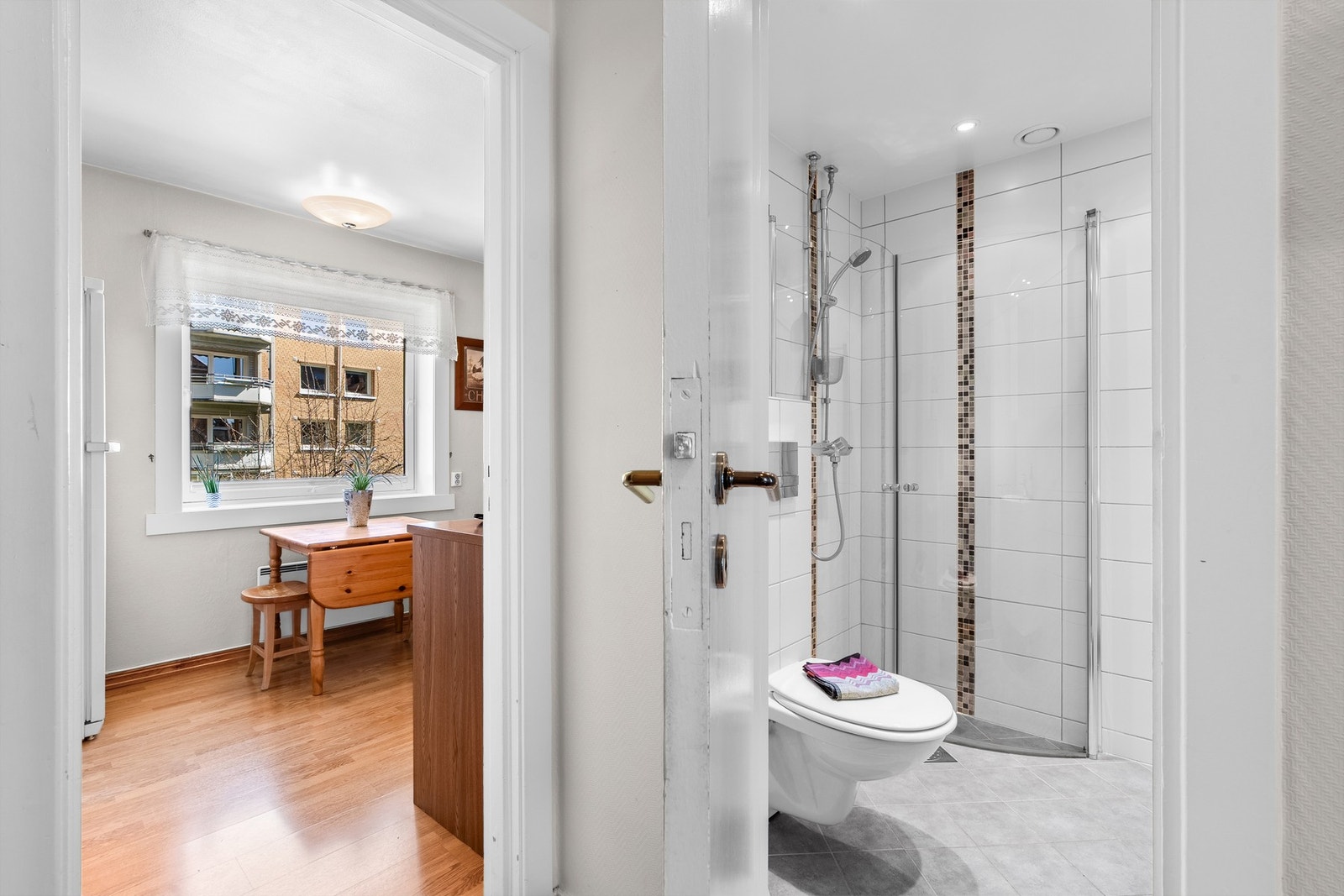 Leiligheten har et flislagt bad, med varme i gulv og downlights i himling. Badet ble rehabilitert i regi av borettslaget, i 2012. Galleribilde