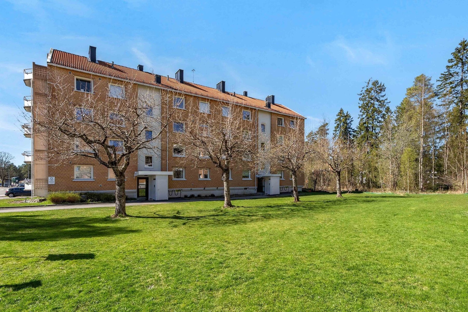 Rabben er et veldrevet borettslag, med god vedlikeholdshistorikk. Store og grønne fellesareal omkranser boligblokken. Galleribilde