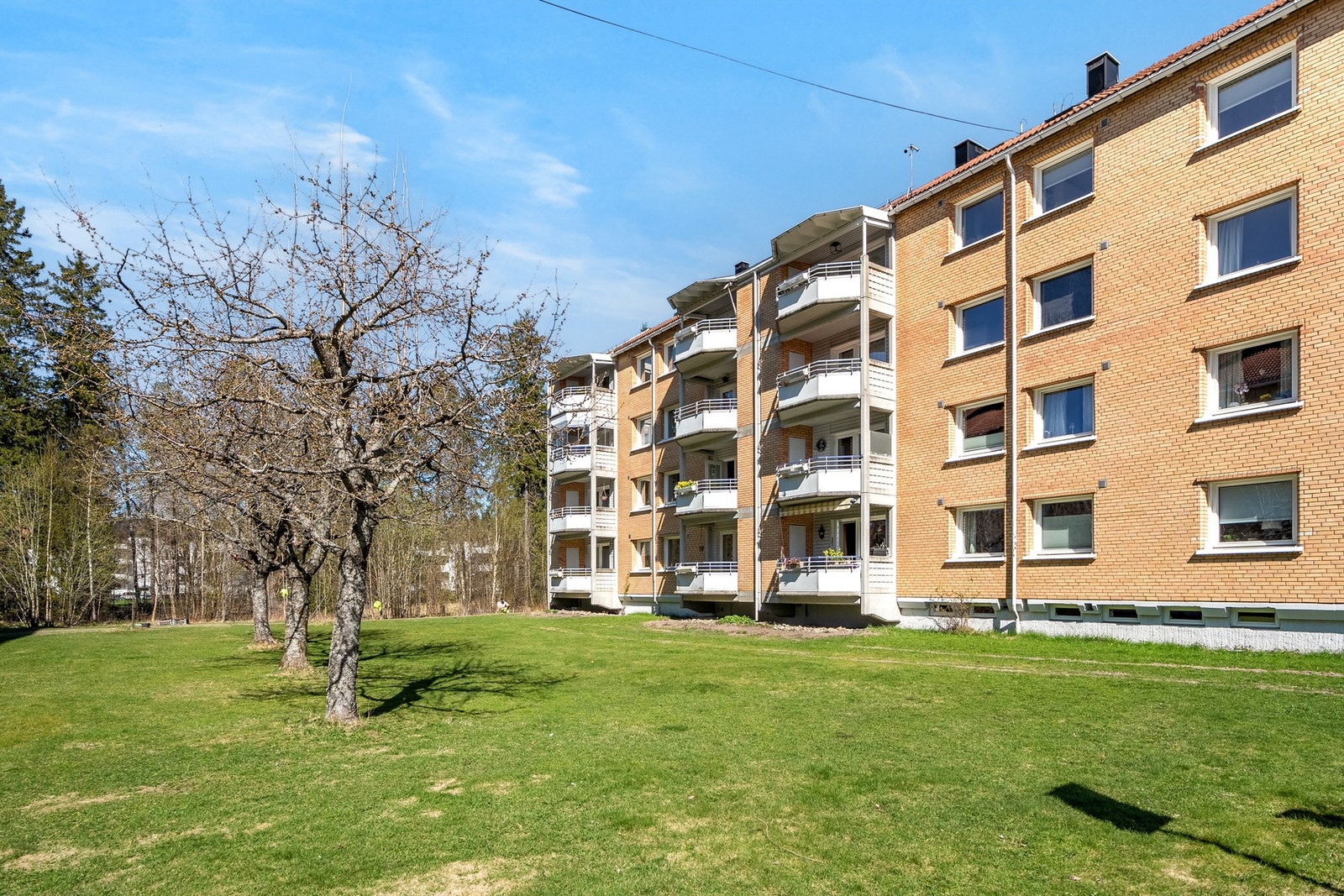 Leiligheten er attraktivt beliggende i 2.etasje, og har adkomst via felles trappeoppgang. Galleribilde