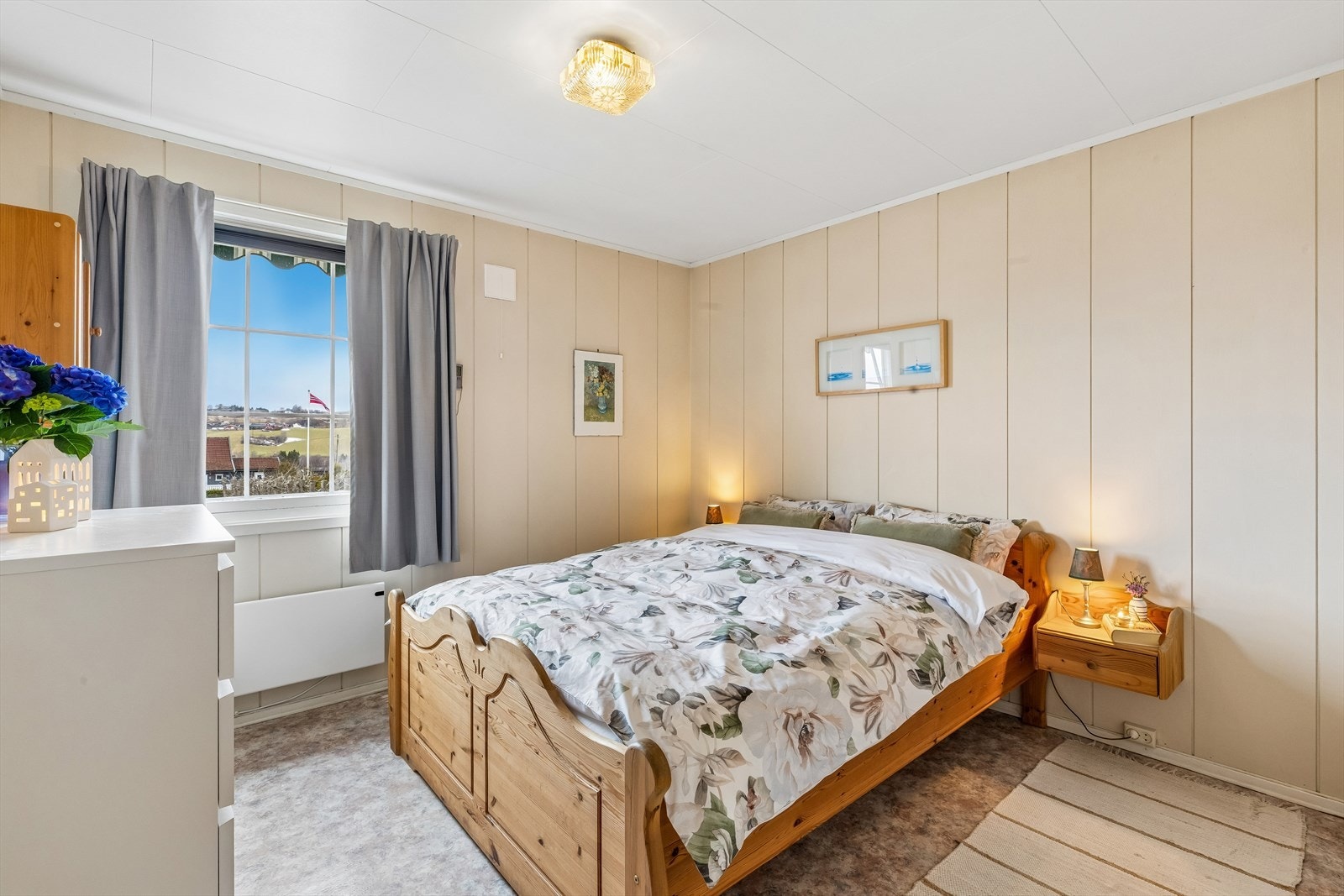 Hovedetasjen har to soverom. Dette er det største av dem. Galleribilde