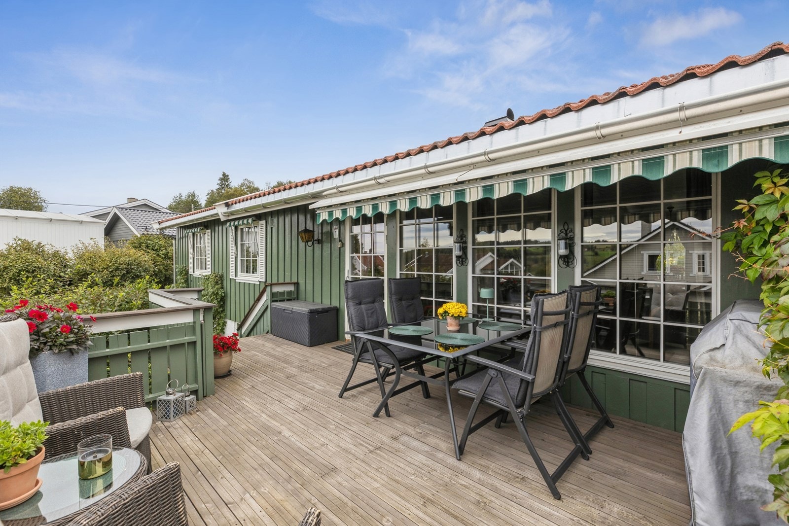 Den store verandaen på 20 m² har god plass til utemøbler og grill. Galleribilde