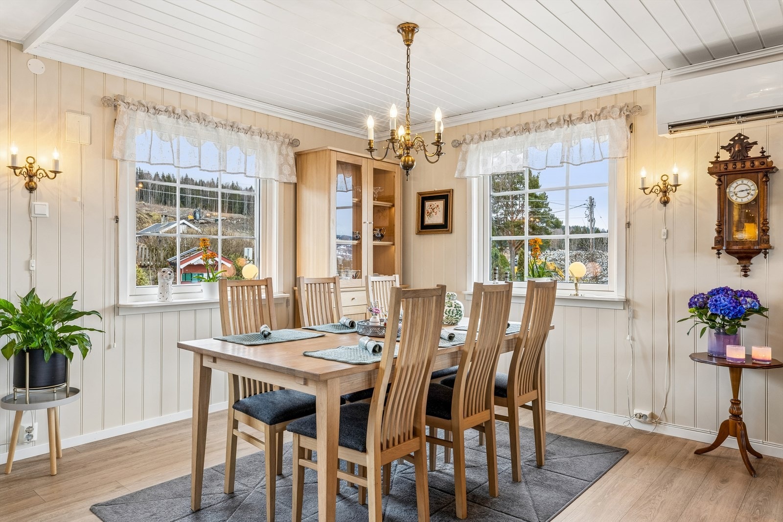 Spisestuen har god plass til hyggelige måltider med familie og venner. Galleribilde