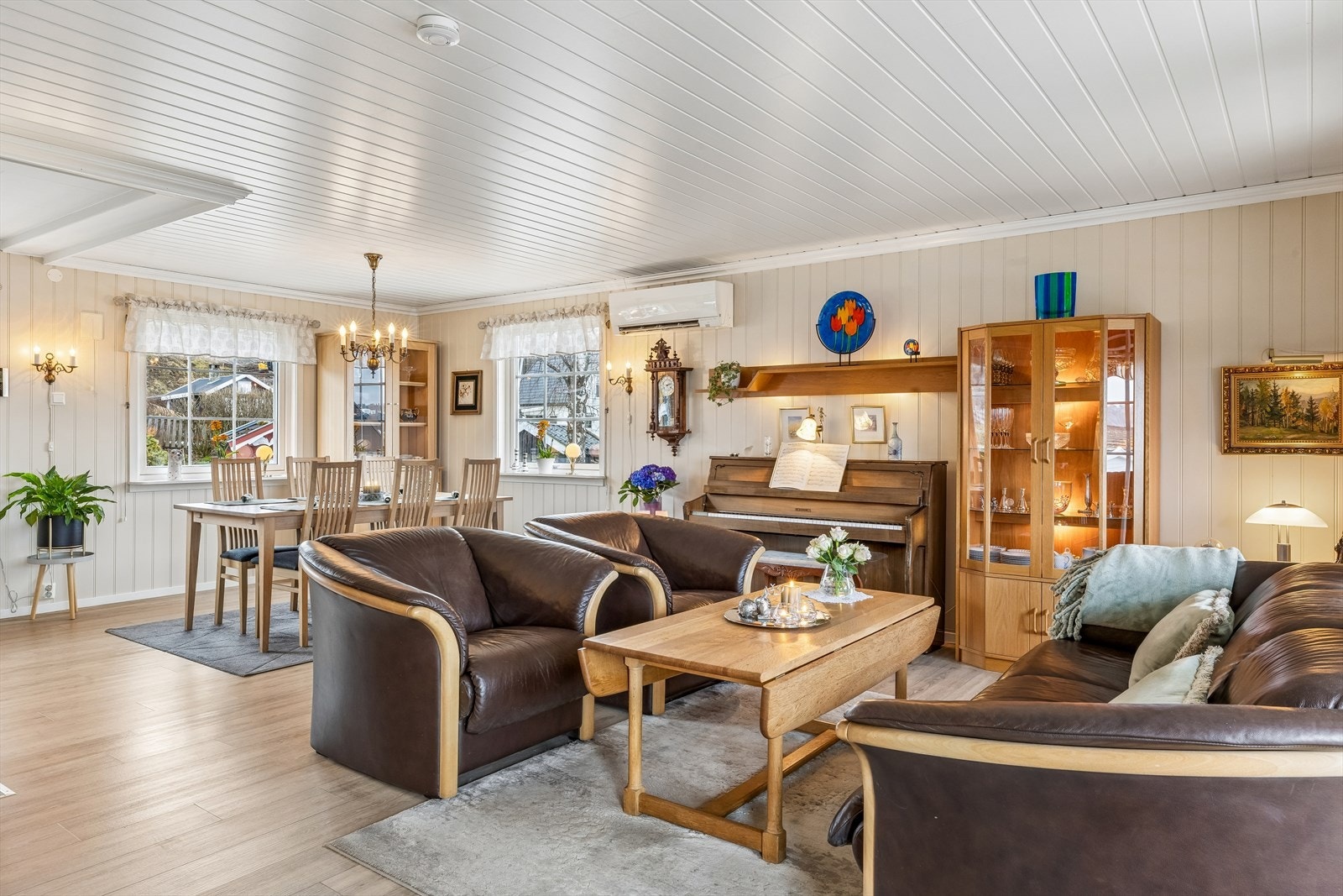Den gjennomgående planløsningen gir en lys og luftig atmosfære. Galleribilde