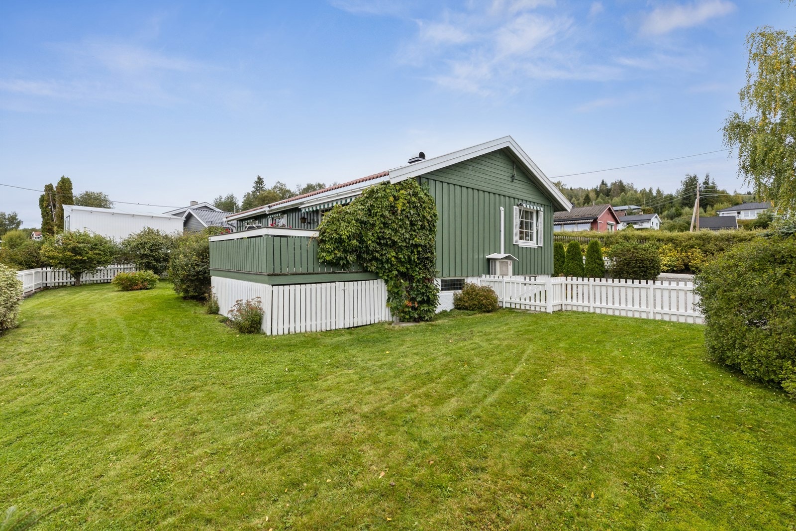 Eiendommen ligger i et rolig og etablert villaområde på Jaren, med en pent opparbeidet hage. Galleribilde
