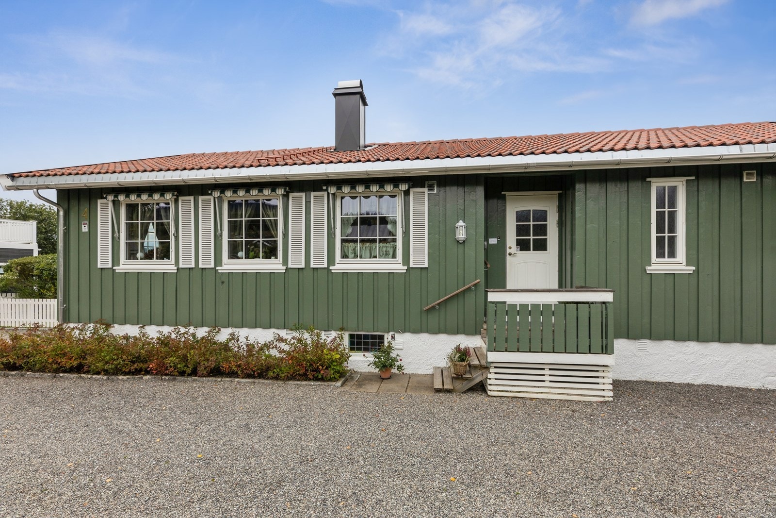 Eneboligen har en klassisk fasade med malt tømmermannskledning. Galleribilde