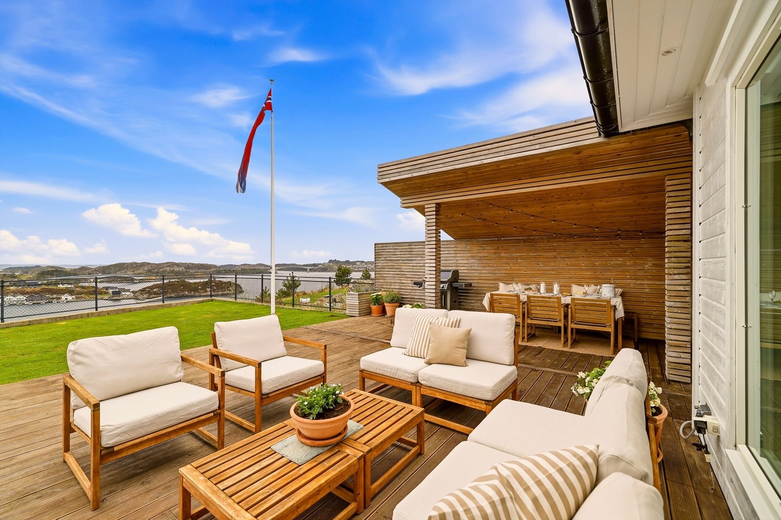 Fra stuen er det utgang til flott terrasse på hele 130m². Galleribilde