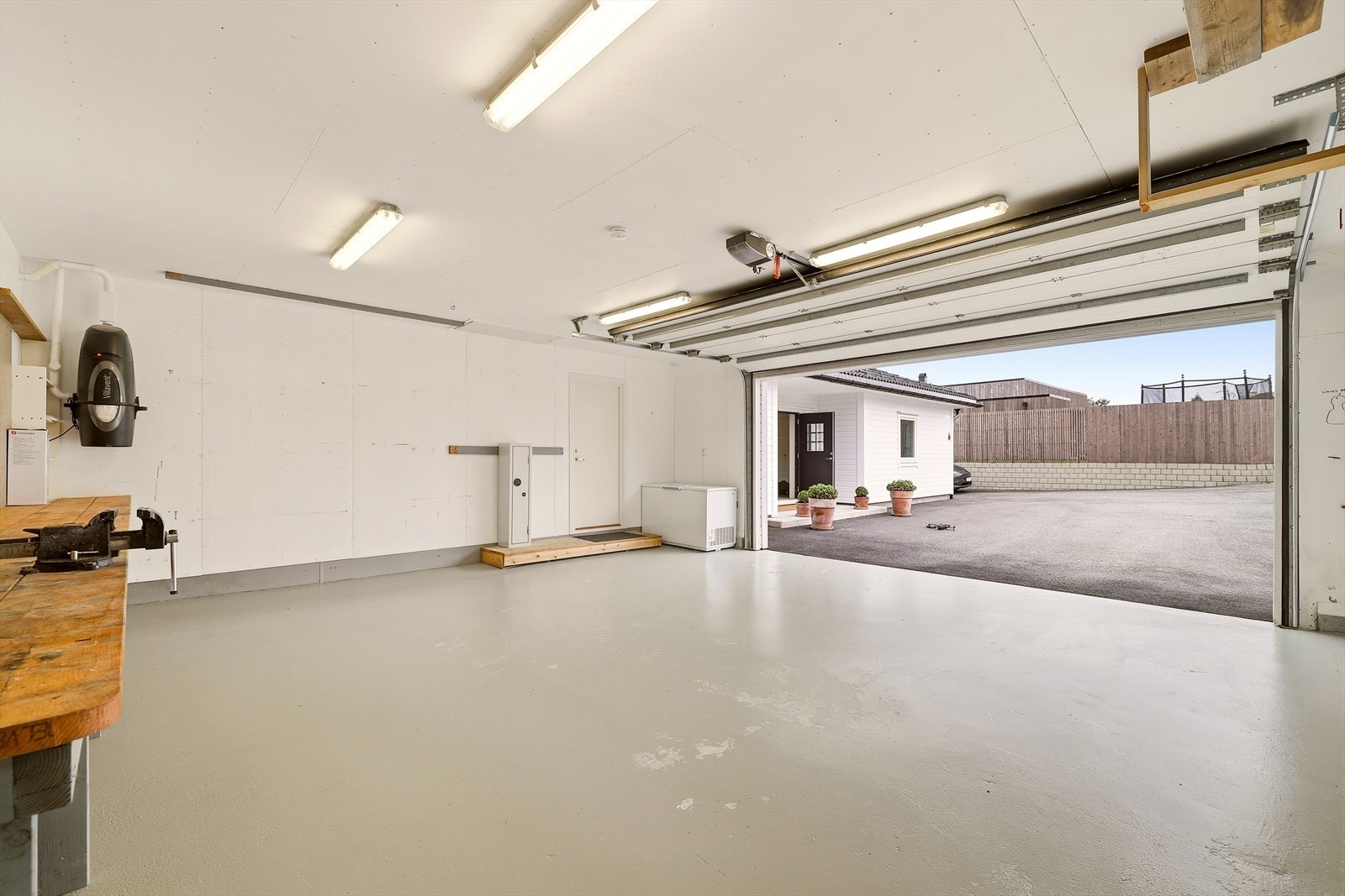 Garasjen måler hele 48m² og er utstyrt med elektrisk port. Galleribilde