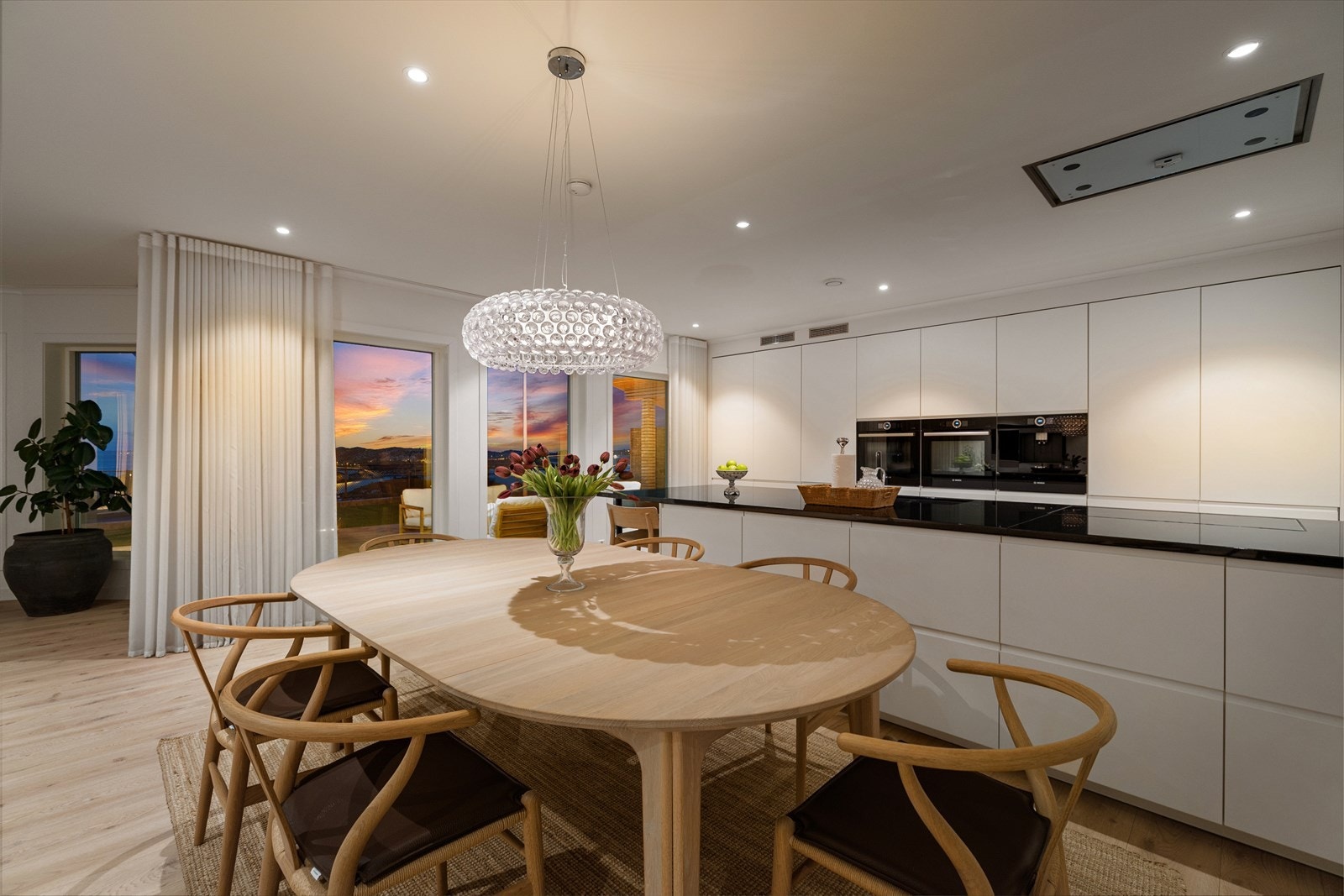 Gjennom de store vinduene nyter man upåklagelig sjøutsikt. Galleribilde
