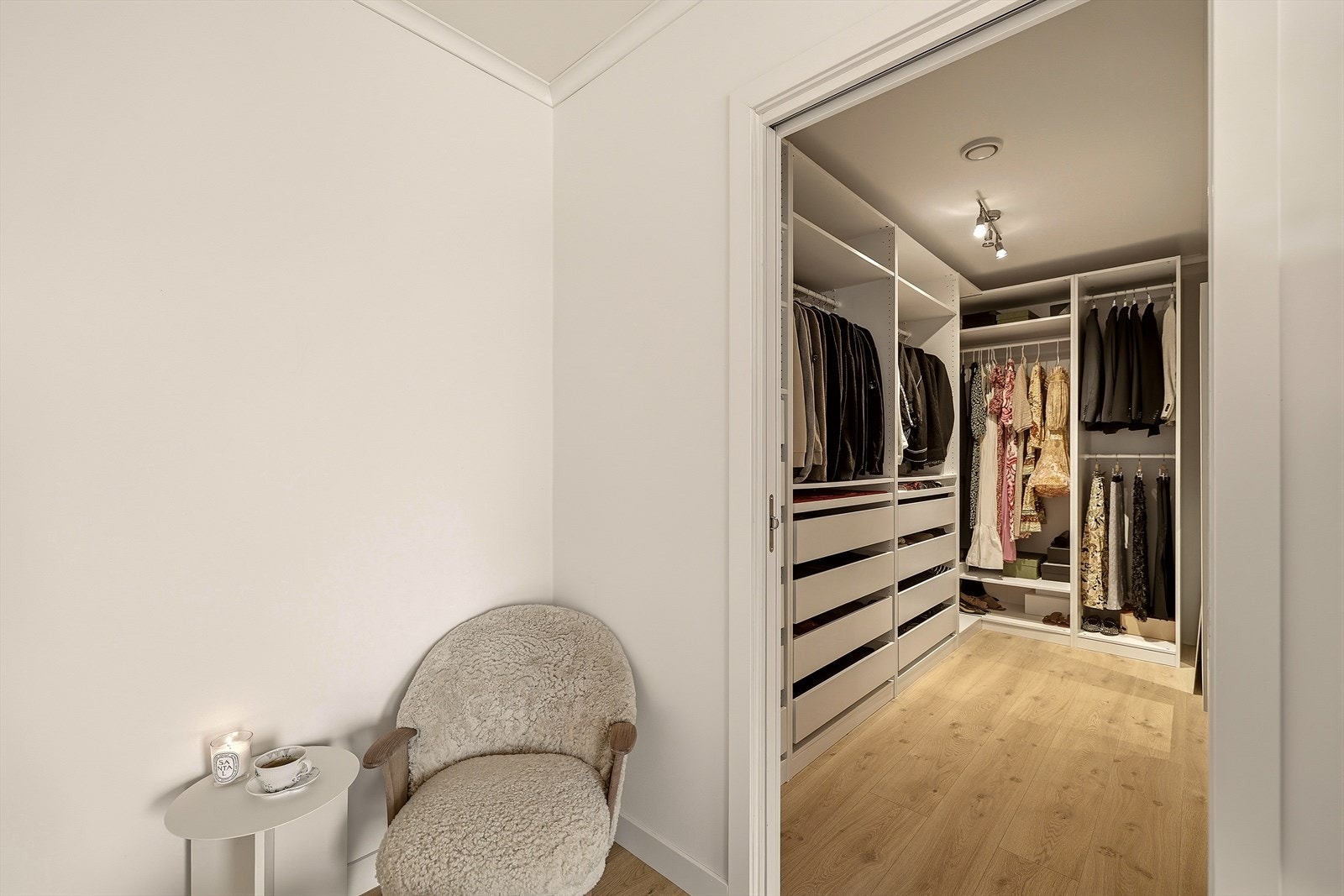 Fra hovedsoverommet har man tilkomst til walkin-garderobe med god lagringsplass. Galleribilde