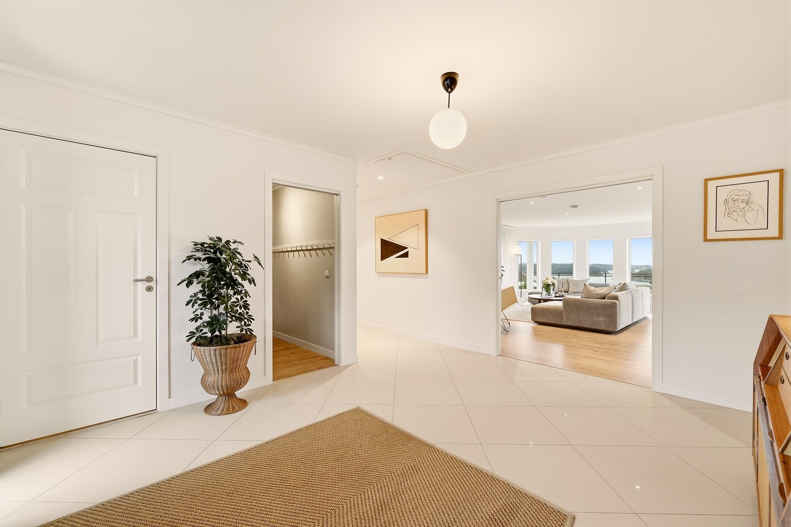 Boligen har 4 svært gode soverom som måler hhv. 17,4m², 14,9m², 13m² og 12,6m². Galleribilde