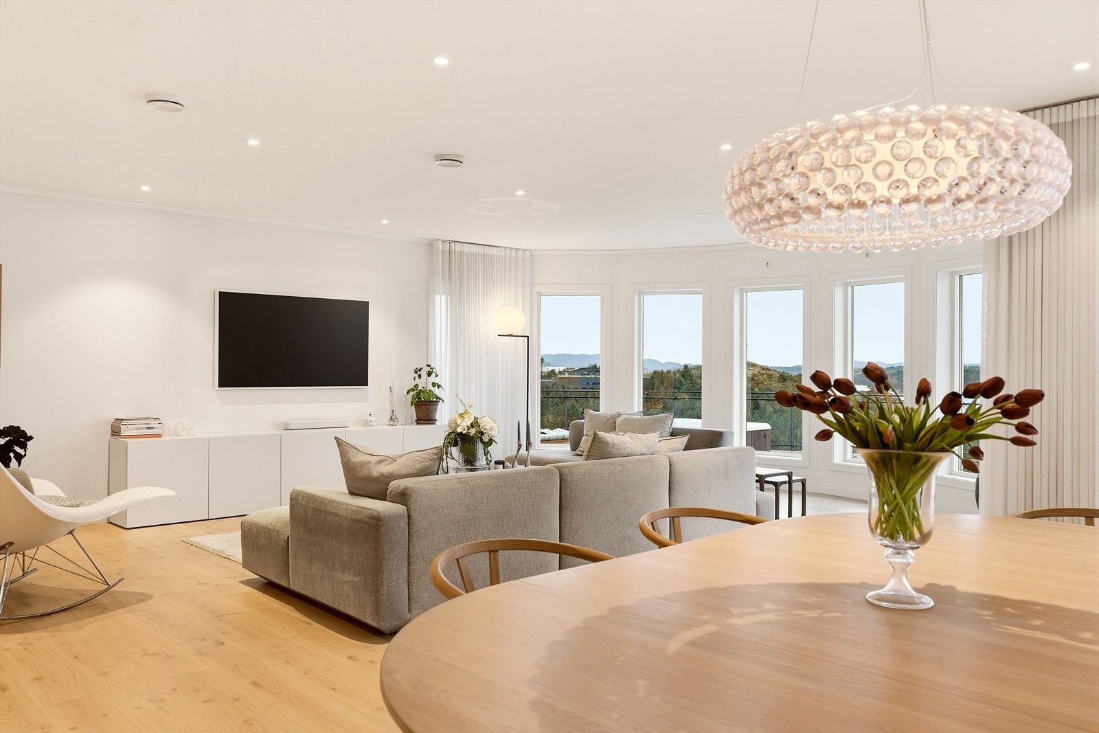Huset har balansert ventilasjon med varmegjenvinning. Ventilasjonssystemet sørger for at ny, frisk, filtrert og oppvarmet luft føres inn i boligen. Galleribilde