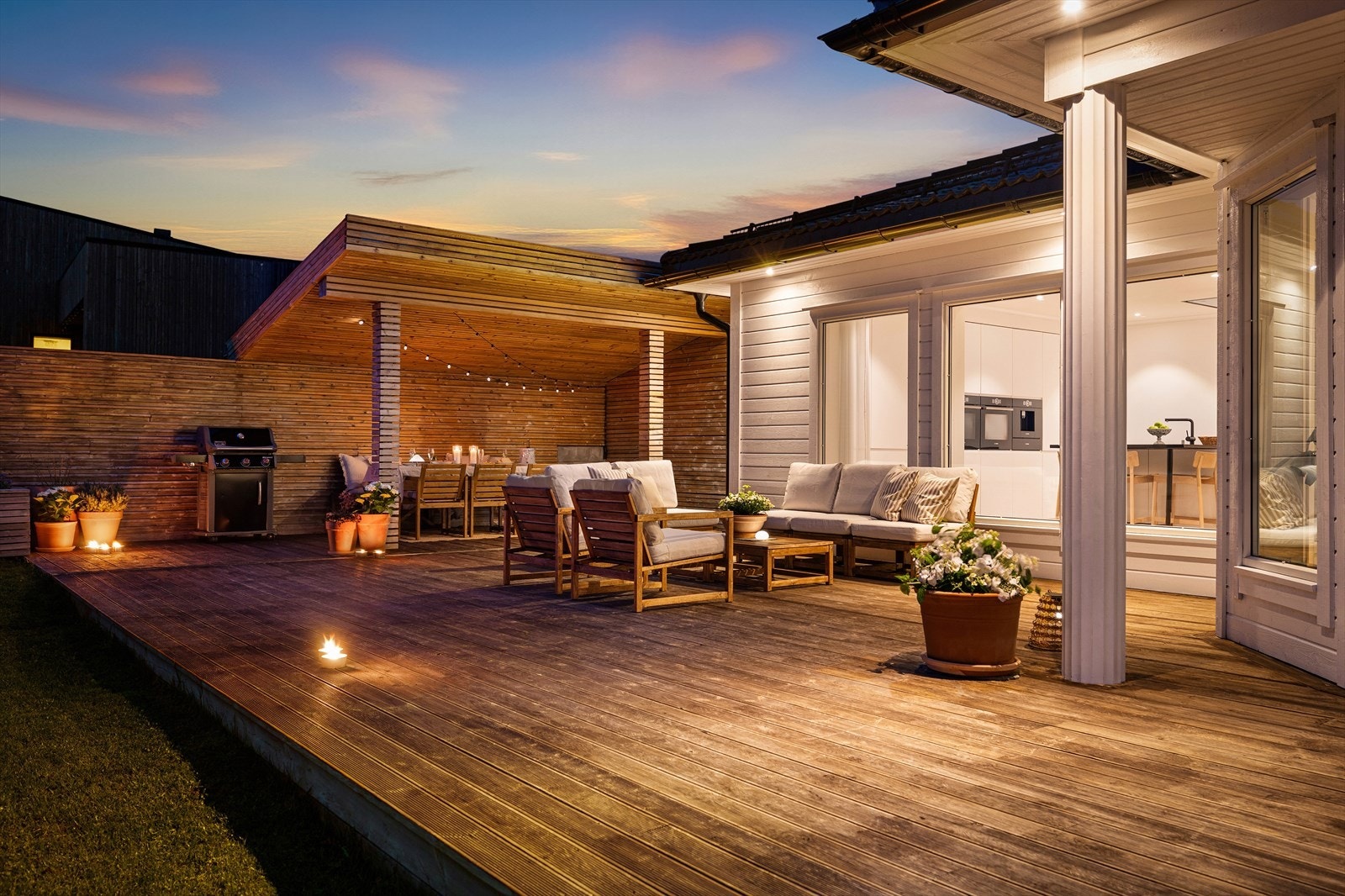 På nordsiden av huset finnes også ekstern bod på 9m² med god lagringsplass for grill, hagemøbler og hageutstyr. Galleribilde