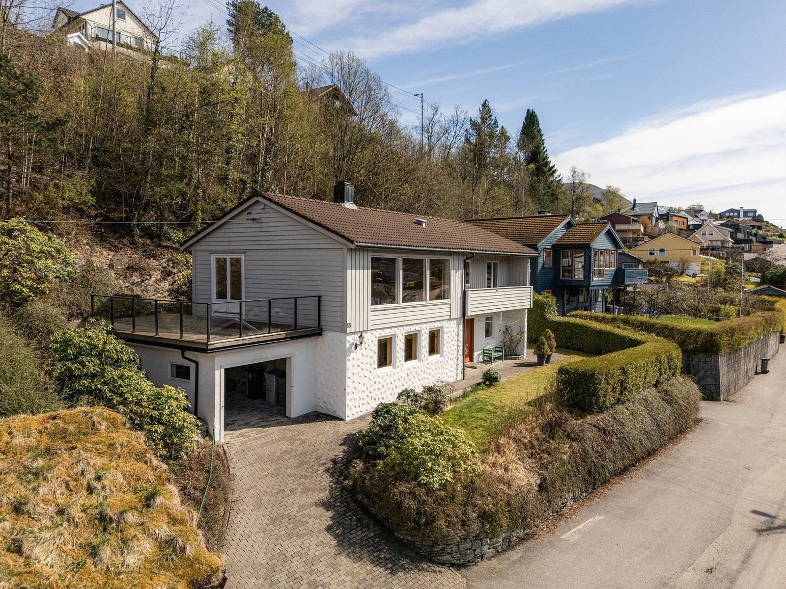 Vestvendt enebolig med flott sjøutsikt og gode solforhold, beliggende i et rolig og barnevennlig område på Garnes. Foto: Trond Reksten. Galleribilde