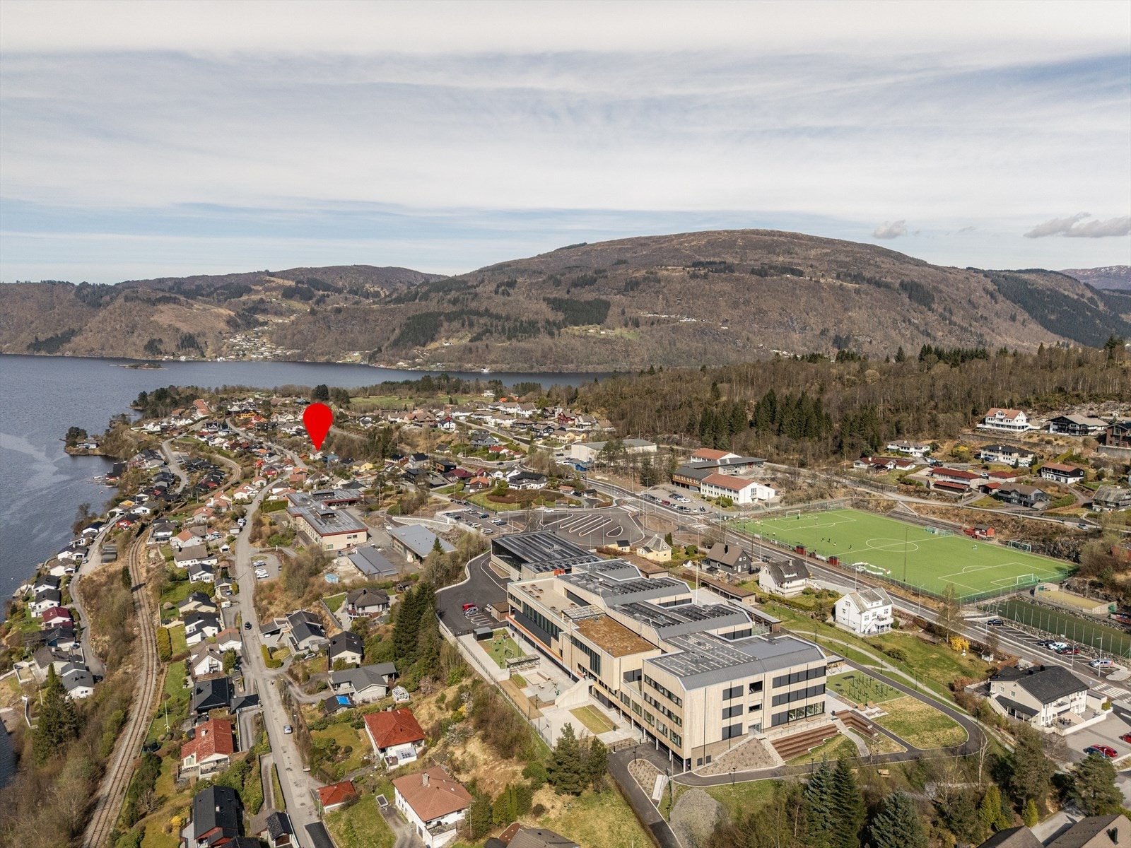 Det er kort gangavstand til både Garnes barneskole, ungdomsskole og Arna videregående skole. Galleribilde