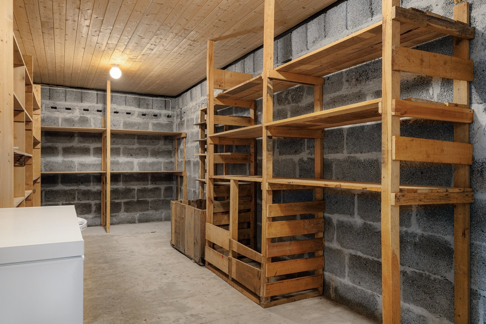 Boligen har svært god lagringskapasitet med flere stor bod i 1.etasje. Galleribilde