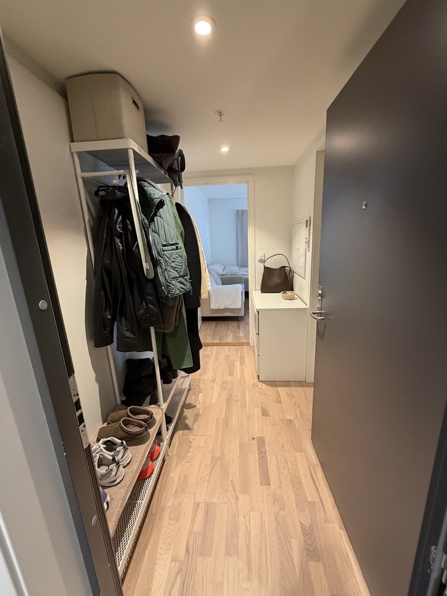 Entré fra egen inngang. Galleribilde