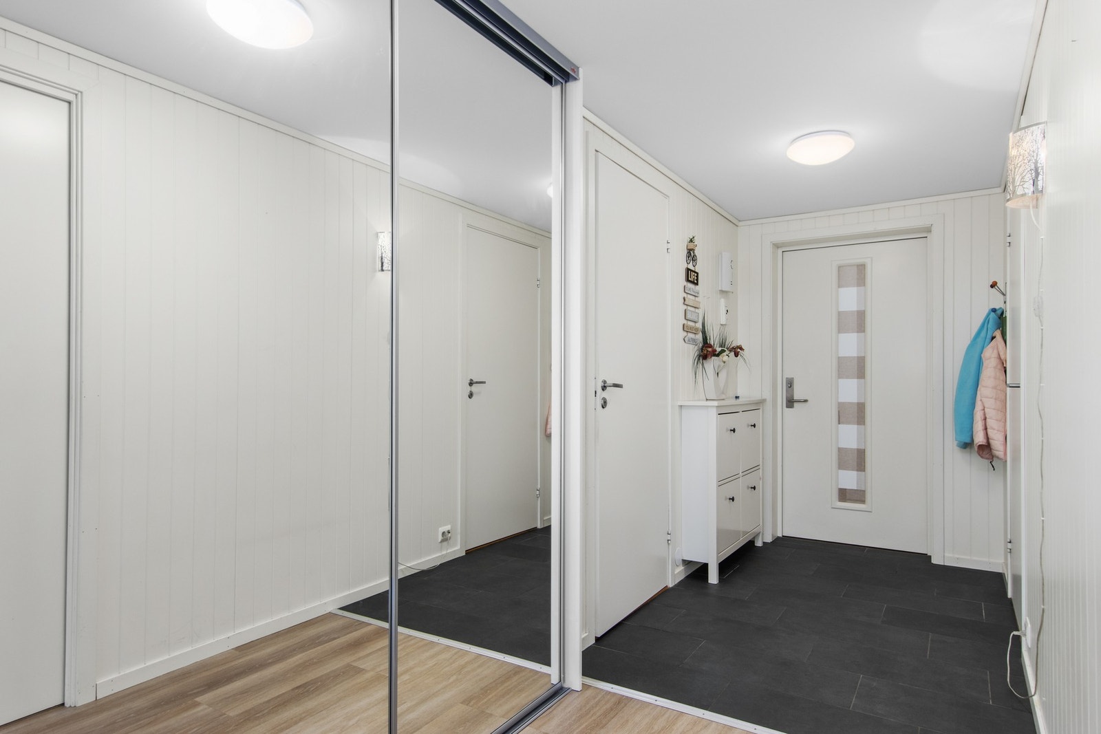 Gang - varme i gulvet og godt med skapplass. Galleribilde