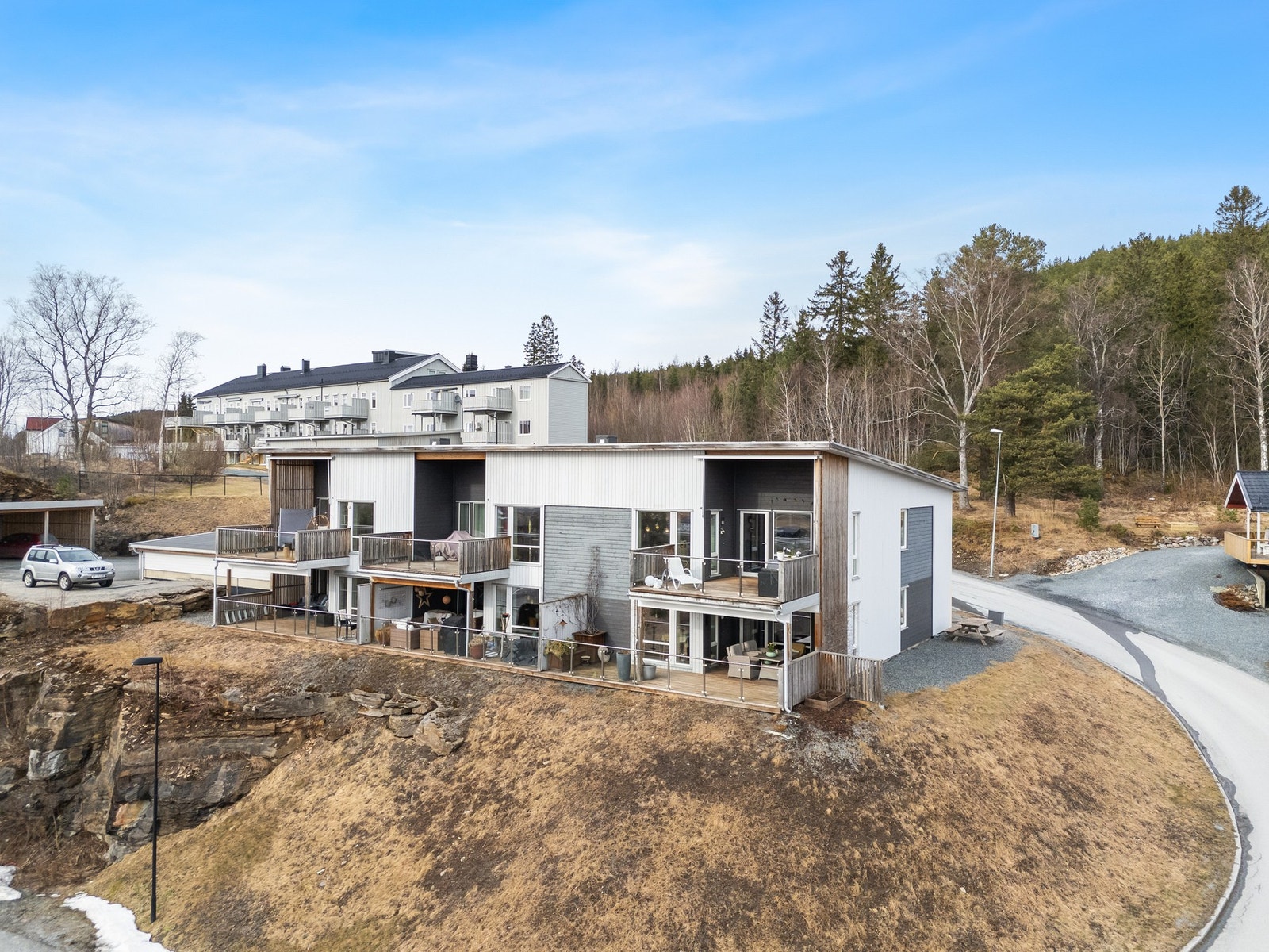 Fasadebildet - leiligheten ligger oppe til venstre. Galleribilde