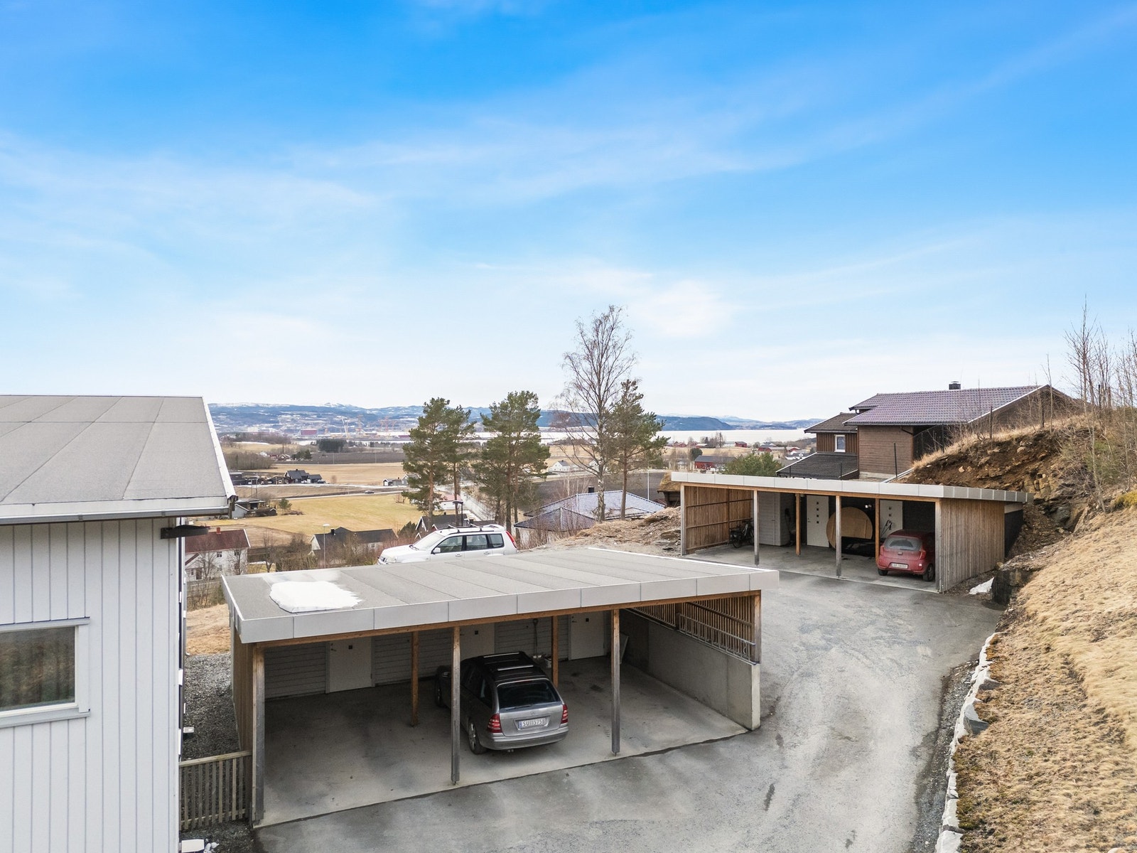 Carport og bod følger med leiligheten. Galleribilde