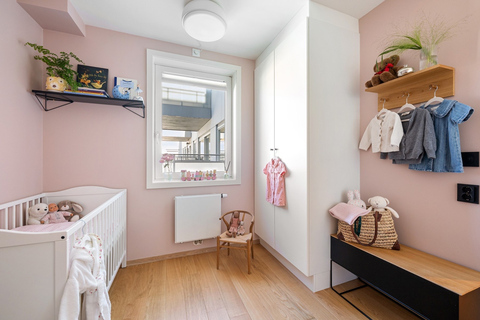 Innredet med garderobeskap. Galleribilde