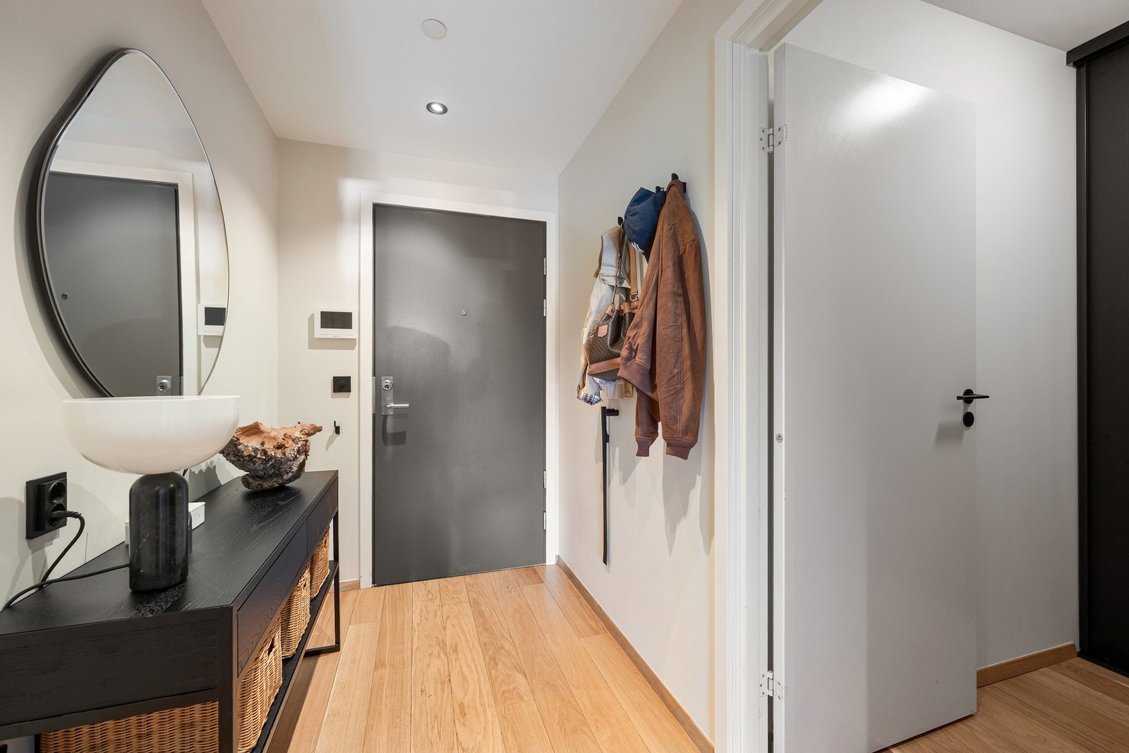 Entréen fremstår som innbydende, med flott parkett på gulvet og downlights i himlingen som gir gode lysforhold. Galleribilde