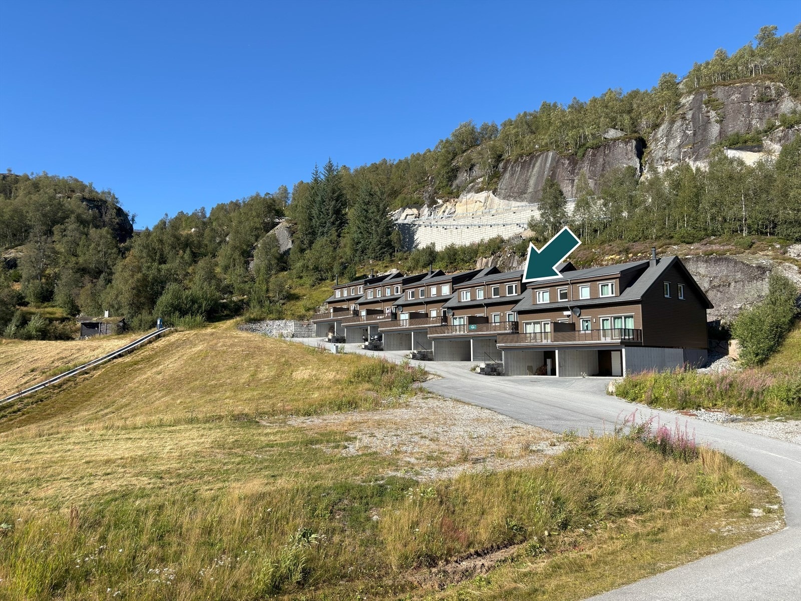 DNB Eiendom v/ Øyvind Ådneram har gleden av å presentere Sinnestunet 30! - Fin familiehytte over tre plan med en god planløsning, oppført i 2018, med praktisk carport ved inngangspartiet. Galleribilde