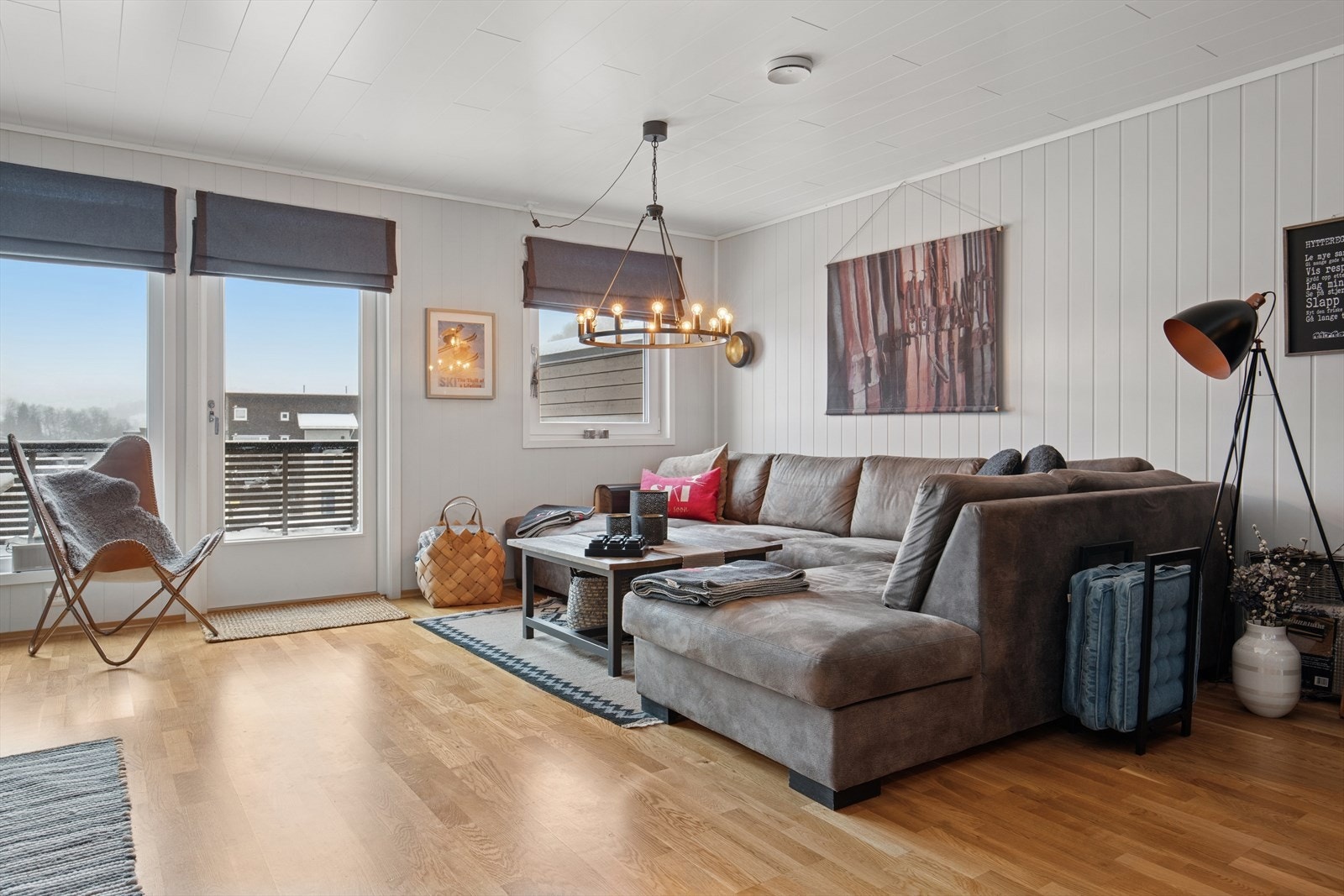 Her er det flere store vindusflater som slipper inn mye naturlig lys og skaper en god atmosfære i rommet. Galleribilde