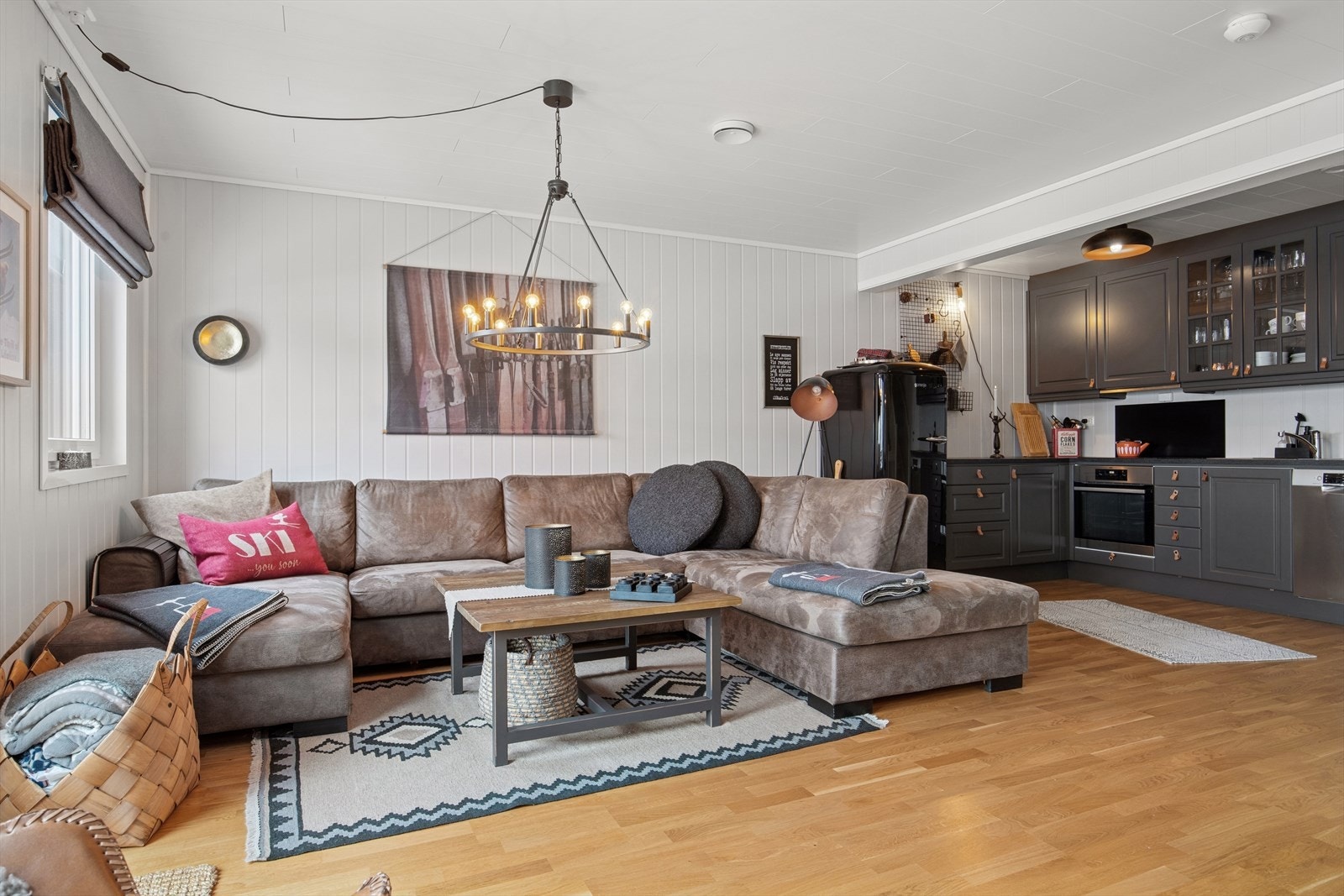 Stuen er lys og trivelig med plass til flere møbleringsmuligheter for å skape den stuen du selv ønsker. Galleribilde