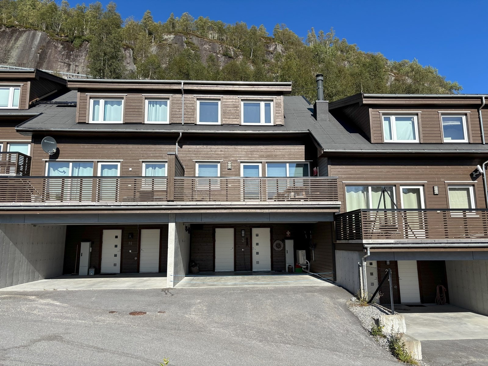 Fin familiehytte over tre plan med en god planløsning, oppført i 2018, med praktisk carport ved inngangspartiet. Galleribilde